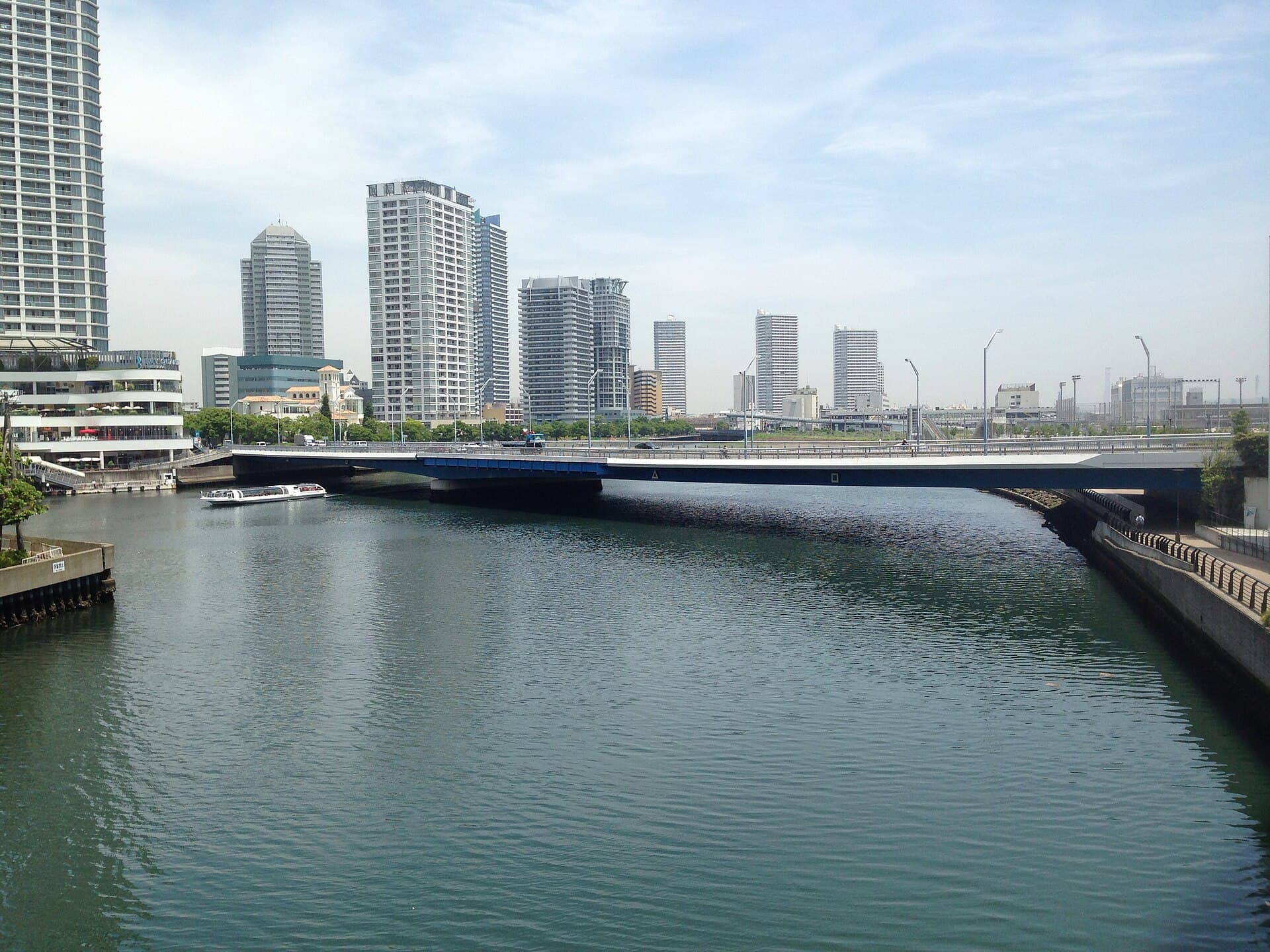 港未来大桥：港未来大桥：Wikimedia Commons 文件「Minato Mirai Ohashi (Bridge) 00.JPG」中的桥梁实景。