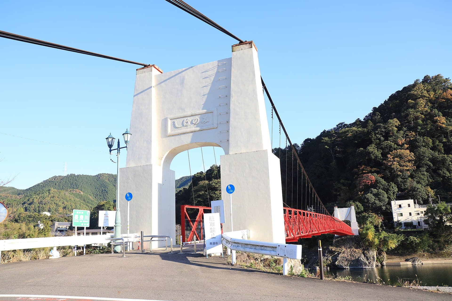 美浓桥：美浓桥：Wikimedia Commons 文件「Mino Bridge (2021-11-07 s2).jpg」中的桥梁实景。