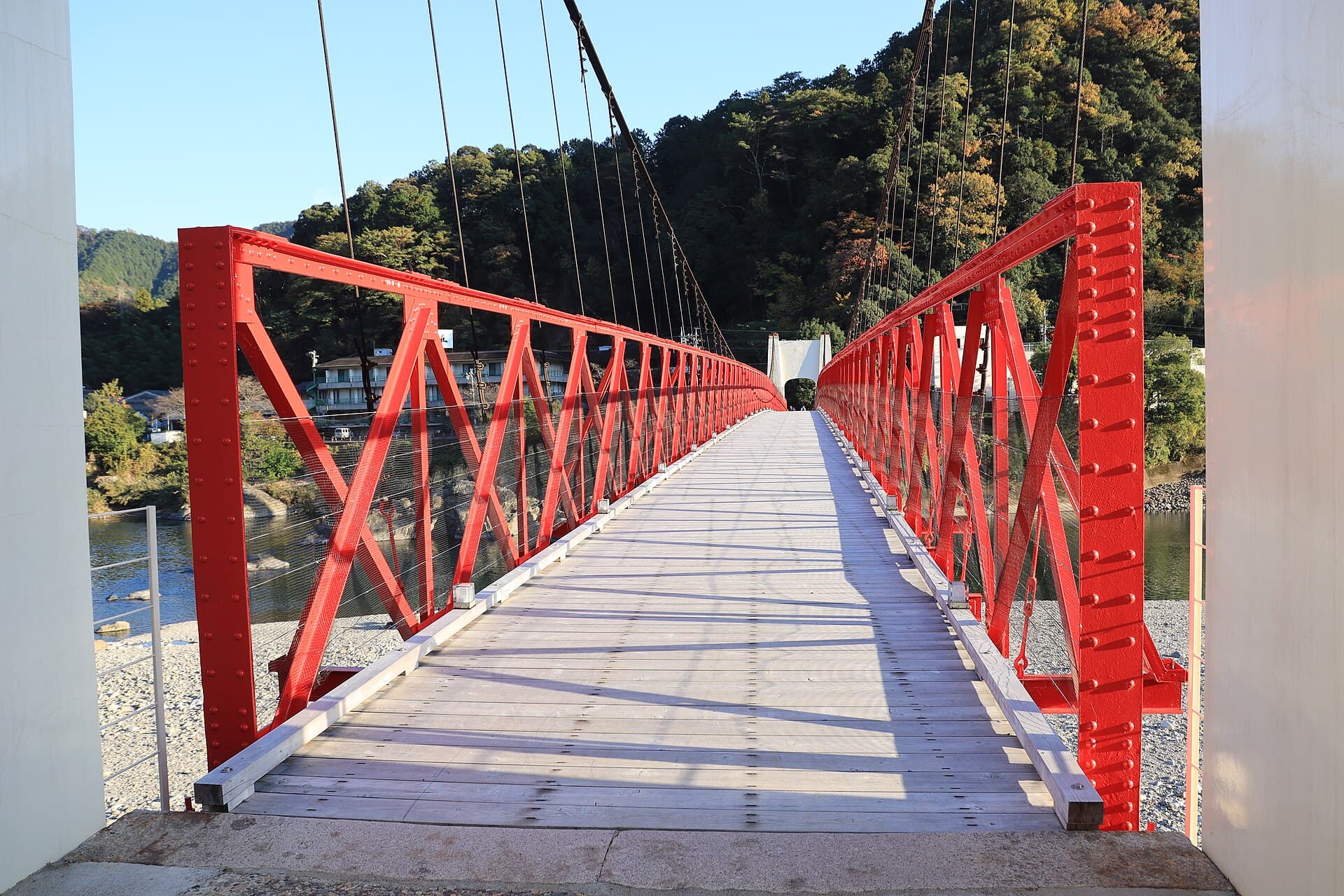 美浓桥：美浓桥：Wikimedia Commons 文件「Mino Bridge (2021-11-07 s3).jpg」中的桥梁实景。