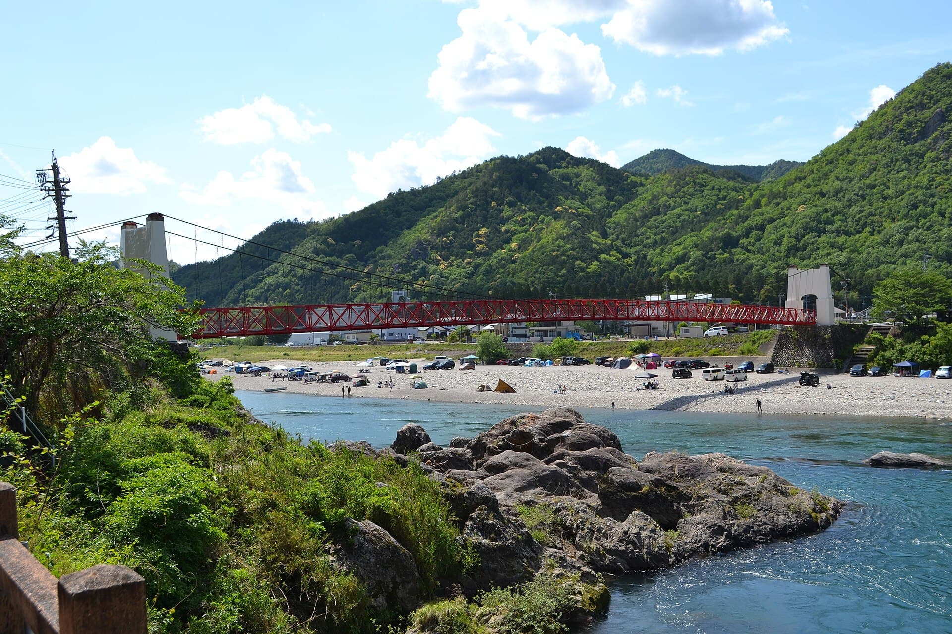 美浓桥：美浓桥：Wikimedia Commons 文件「Mino Bridge 20220507 01.jpg」中的桥梁实景。