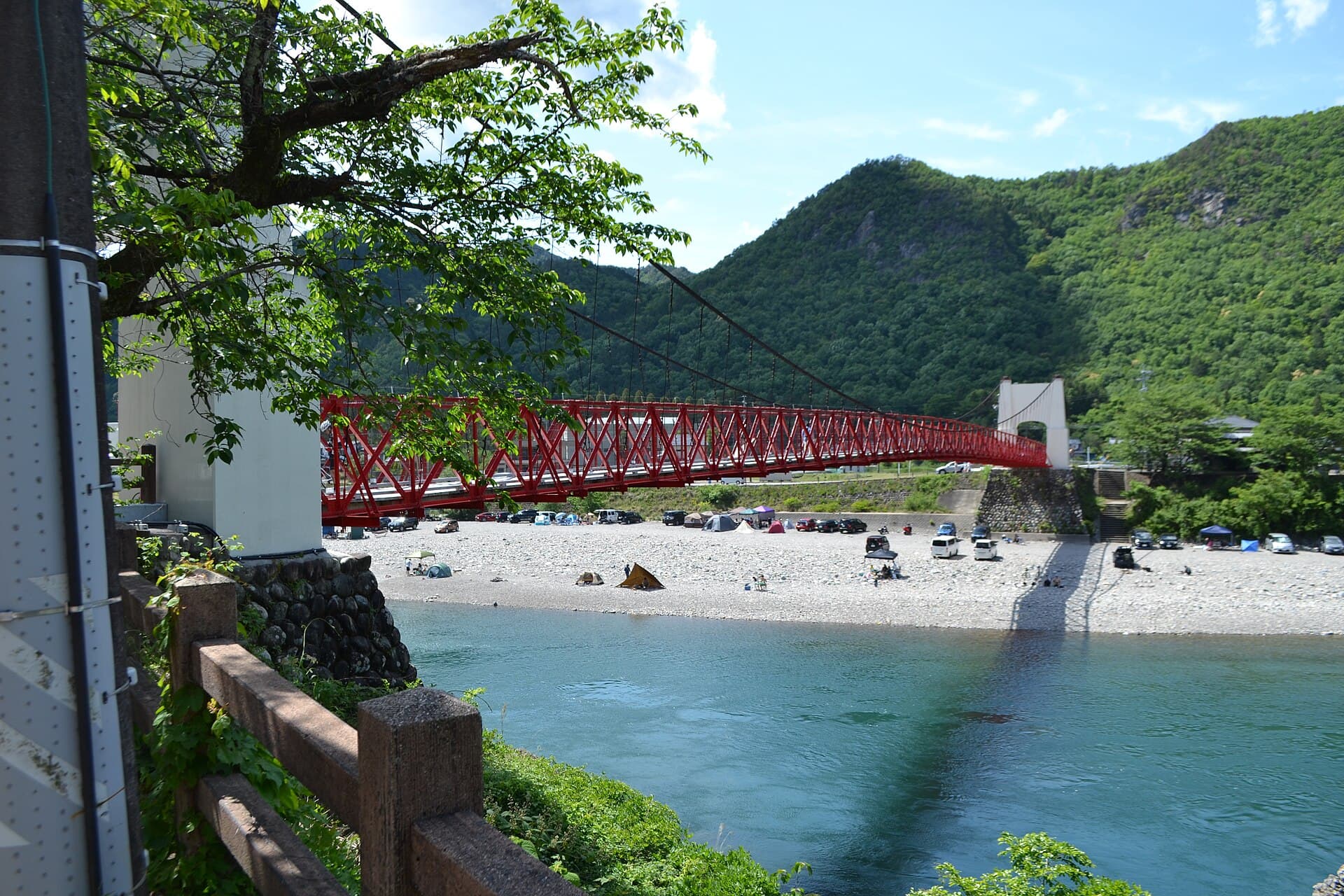 美浓桥：美浓桥：Wikimedia Commons 文件「Mino Bridge 20220507 02.jpg」中的桥梁实景。