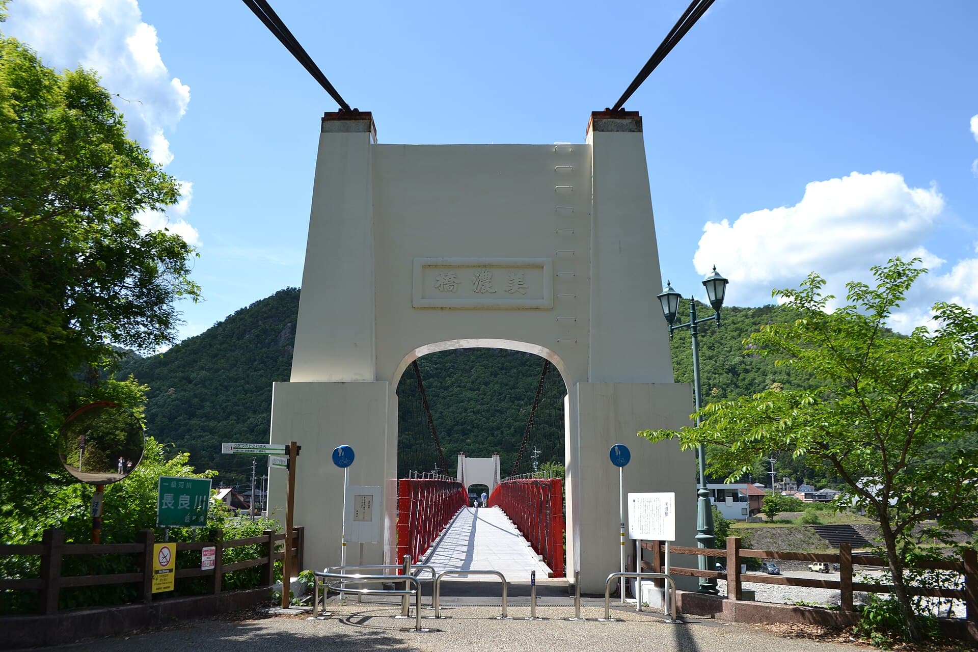 美浓桥：美浓桥：Wikimedia Commons 文件「Mino Bridge 20220507 04.jpg」中的桥梁实景。