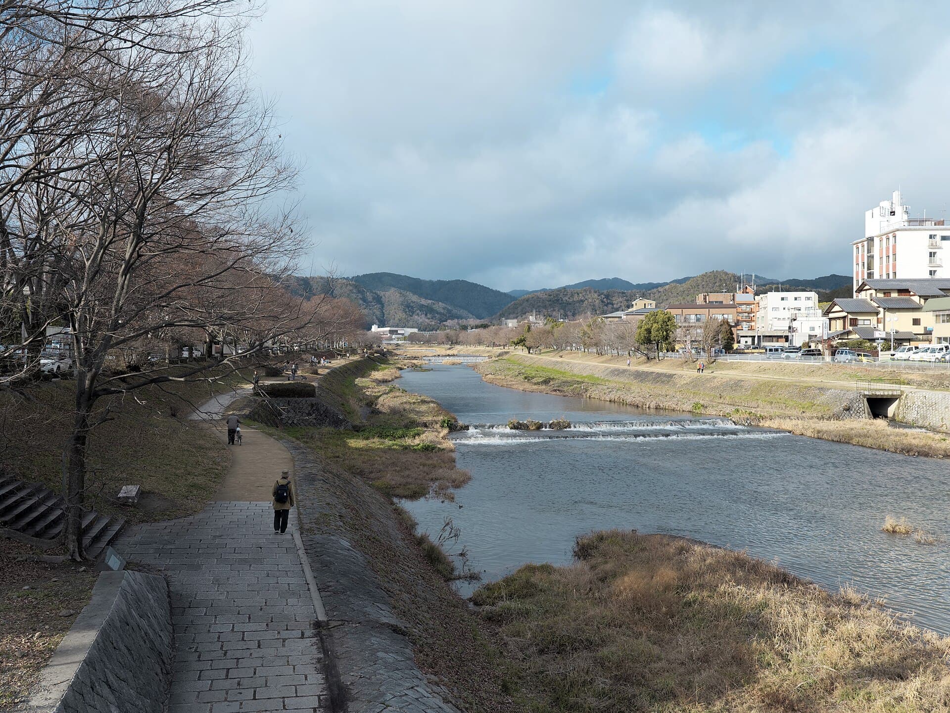 御薗桥：御薗桥：Wikimedia Commons 文件「Misono bridge (Kita-ku Kyoto) Kamo-Gawa hdsr S5 01.jpg」中的桥梁实景。