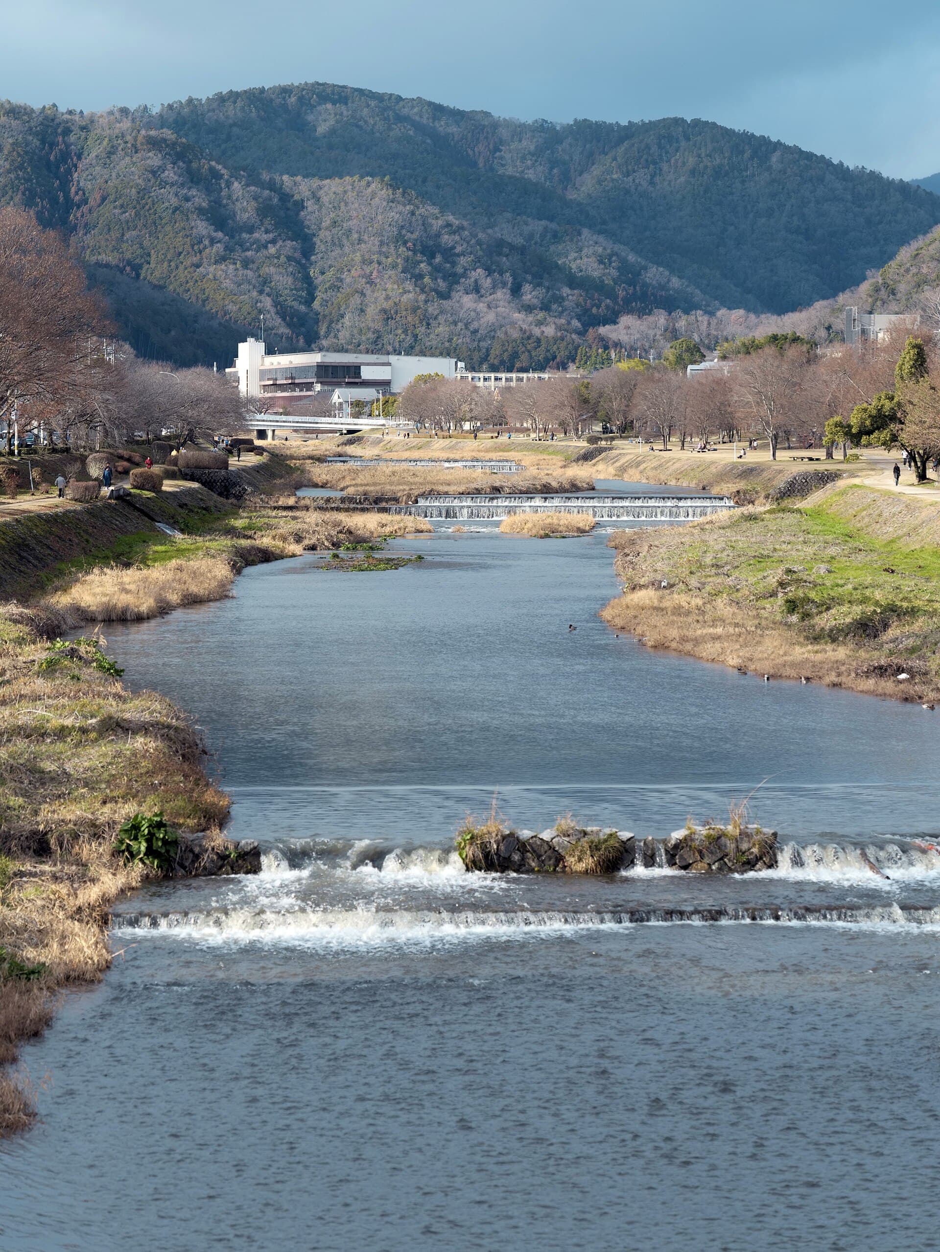 御薗桥：御薗桥：Wikimedia Commons 文件「Misono bridge (Kita-ku Kyoto) Kamo-Gawa hdsr S5 03.jpg」中的桥梁实景。