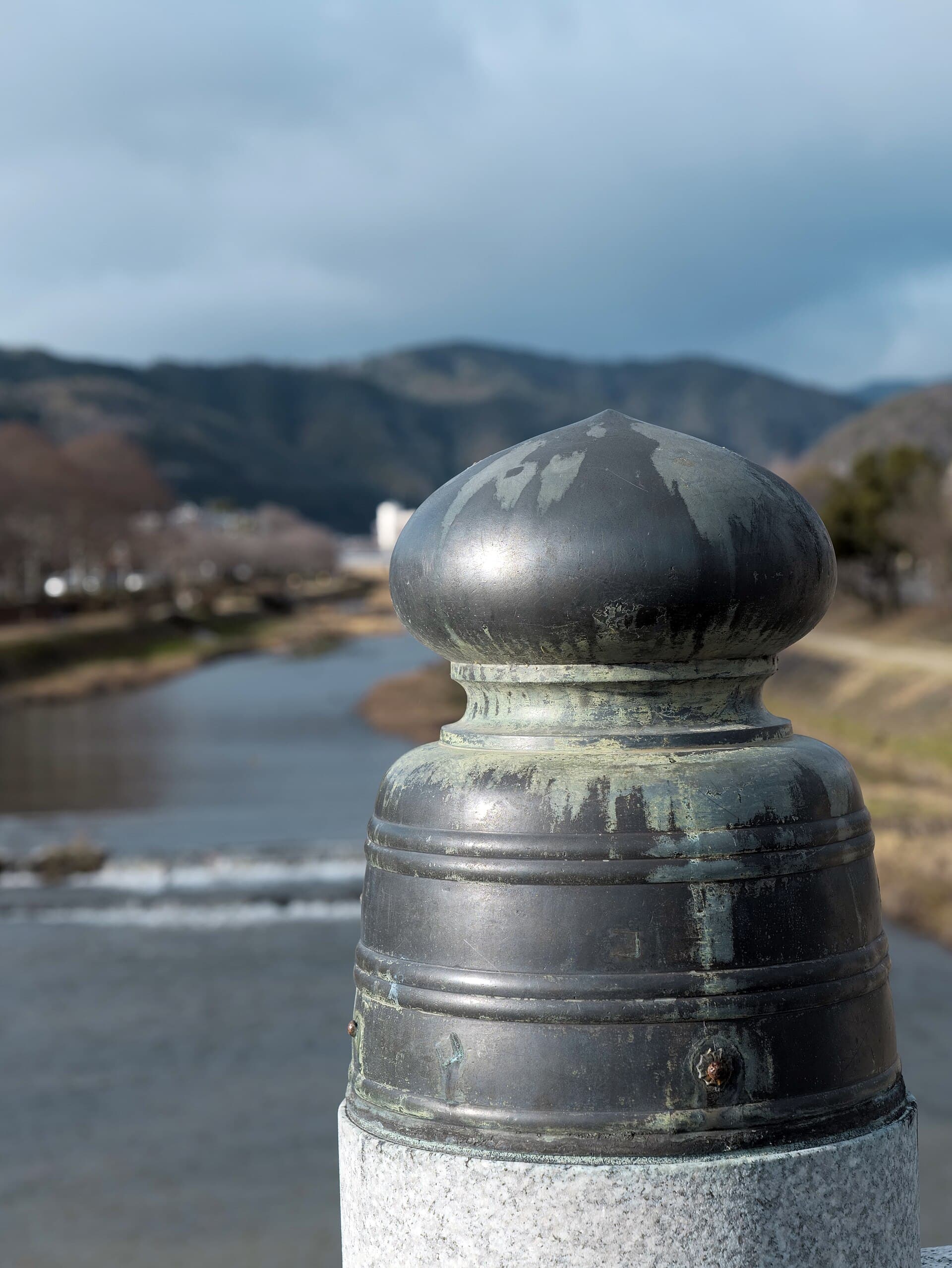 御薗桥：御薗桥：Wikimedia Commons 文件「Misono bridge (Kita-ku Kyoto) Kamo-Gawa hdsr S5 05.jpg」中的桥梁实景。