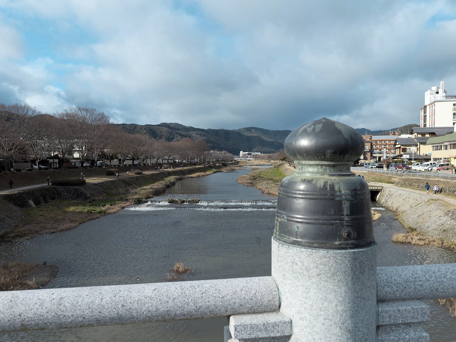 御薗桥：御薗桥：Wikimedia Commons 文件「Misono bridge (Kita-ku Kyoto) Kamo-Gawa hdsr S5 06.jpg」中的桥梁实景。
