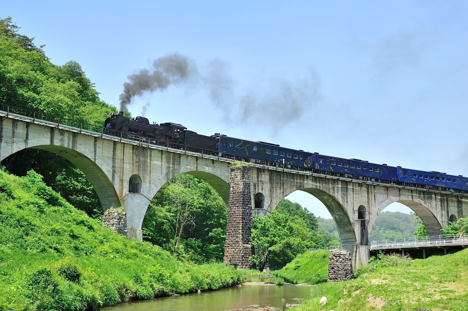 宫守川桥梁（眼镜桥）：宫守川桥梁（眼镜桥）：Wikimedia Commons 文件「Iwate-SL galaxy running on the Megane(eye glasses) Bridge-m.jpg」中的桥梁实景。