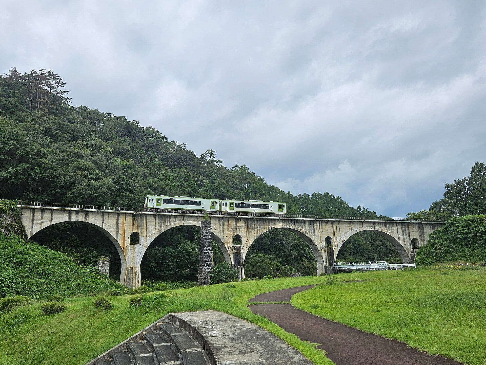 宫守川桥梁（眼镜桥）：宫守川桥梁（眼镜桥）：Wikimedia Commons 文件「JR Kamaishi line Miyamori river bridge.jpg」中的桥梁实景。