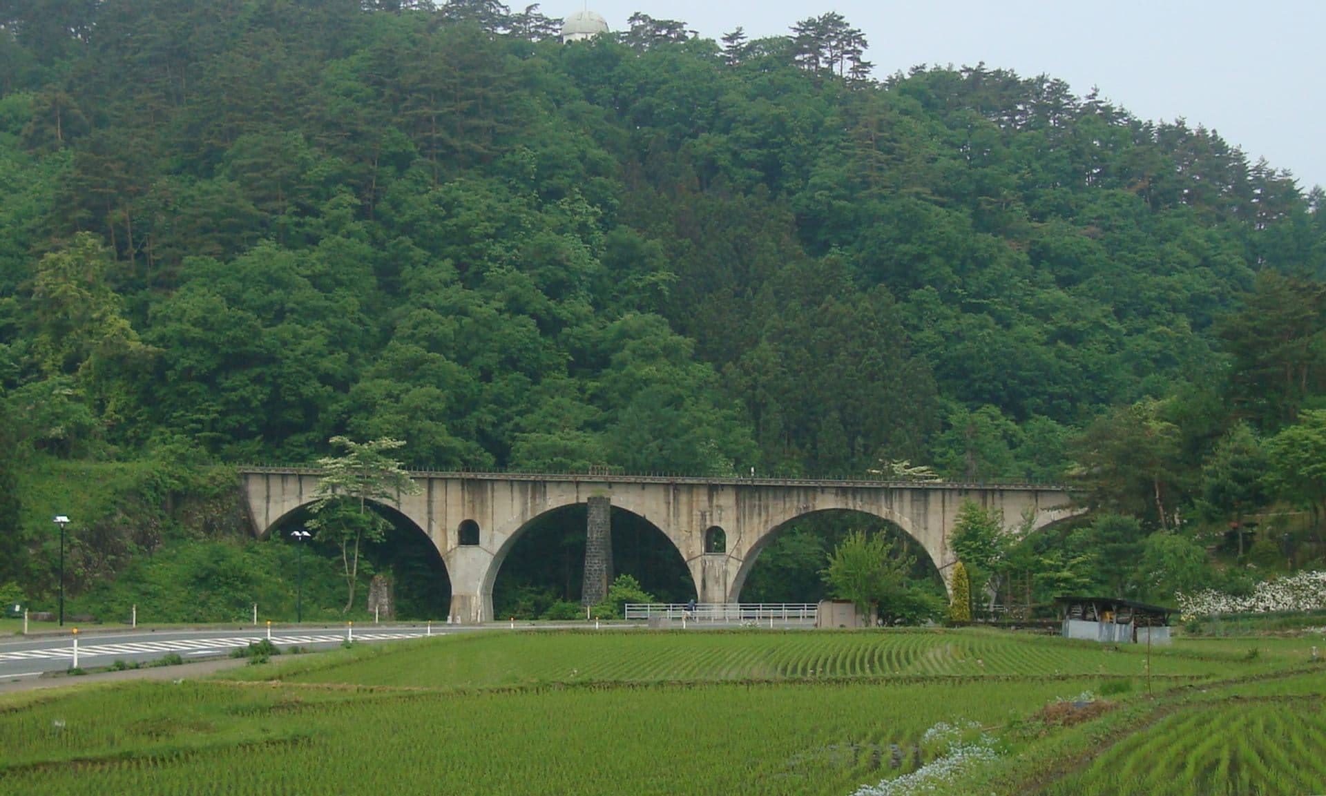宫守川桥梁（眼镜桥）：宫守川桥梁（眼镜桥）：Wikimedia Commons 文件「Miyamorigawa-Kyoryo Bridge Iwate Japan.jpg」中的桥梁实景。