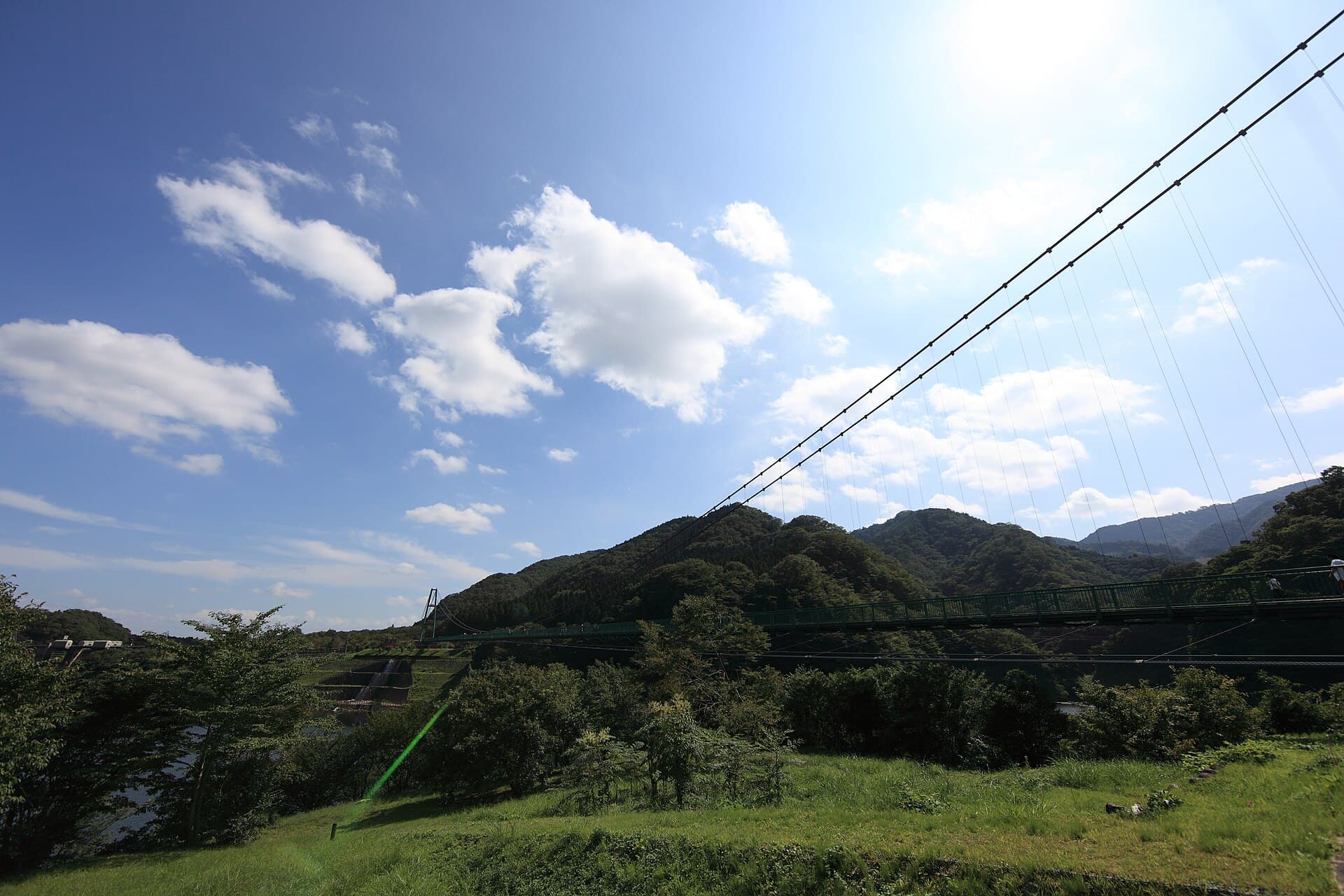 红叶谷大吊桥：红叶谷大吊桥：Wikimedia Commons 文件「Momijidani Suspension Bridge 1.jpg」中的桥梁实景。