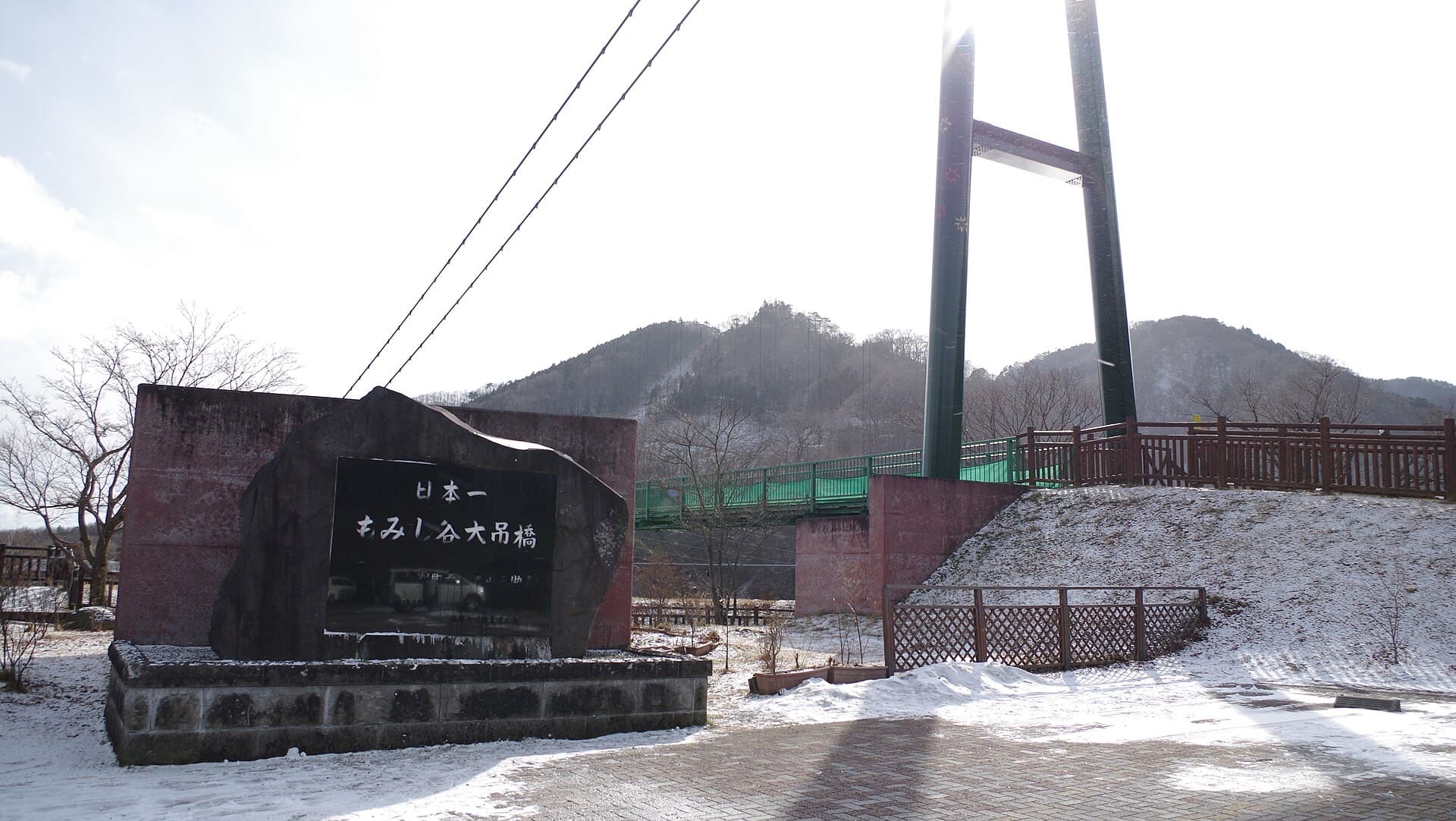 红叶谷大吊桥：红叶谷大吊桥：Wikimedia Commons 文件「那須塩原・もみじ谷大吊橋 - panoramio.jpg」中的桥梁实景。