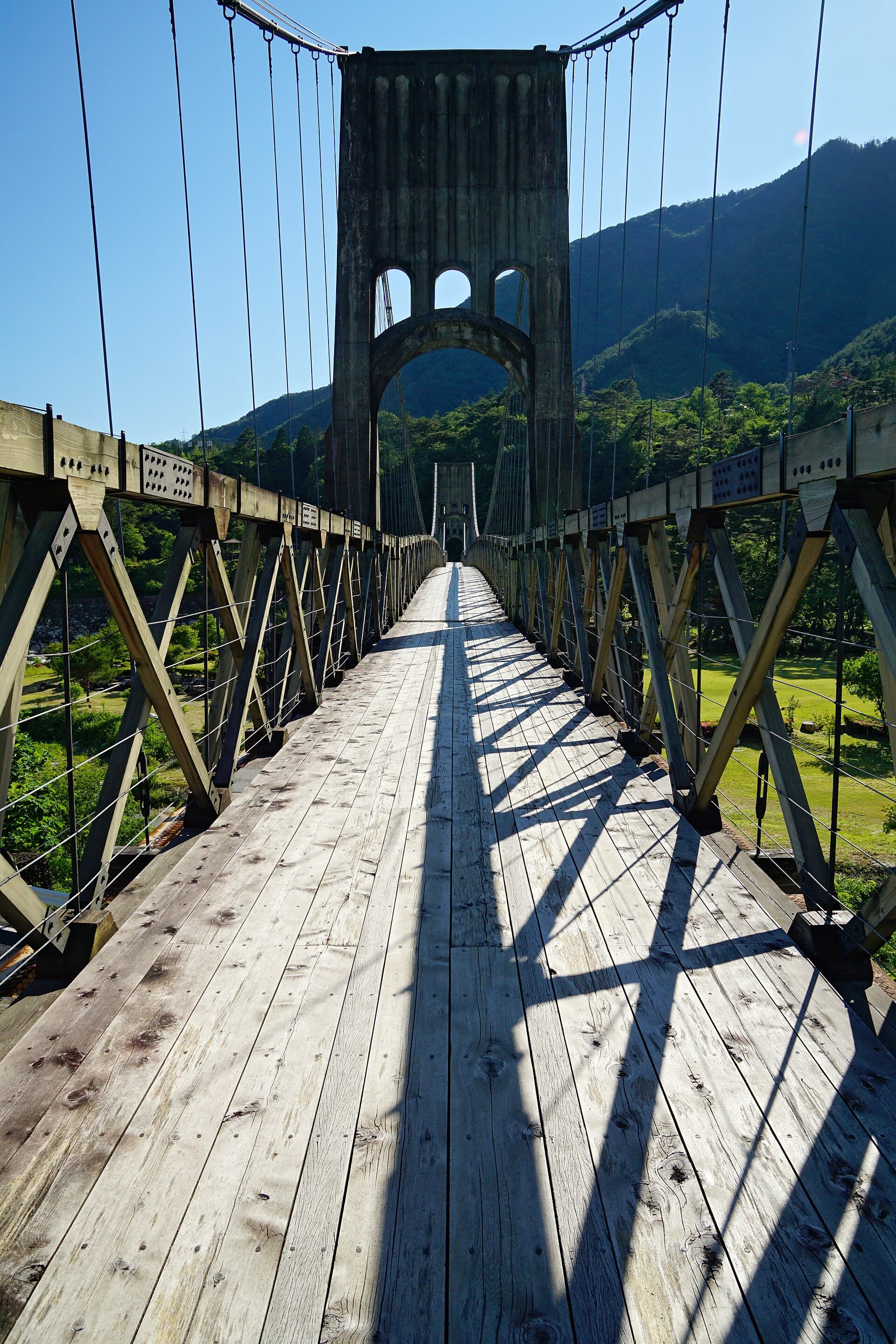 桃介桥：桃介桥：Wikimedia Commons 文件「150606 Momosuke Bridge Nagiso Nagano pref Japan02s3.jpg」中的桥梁实景。