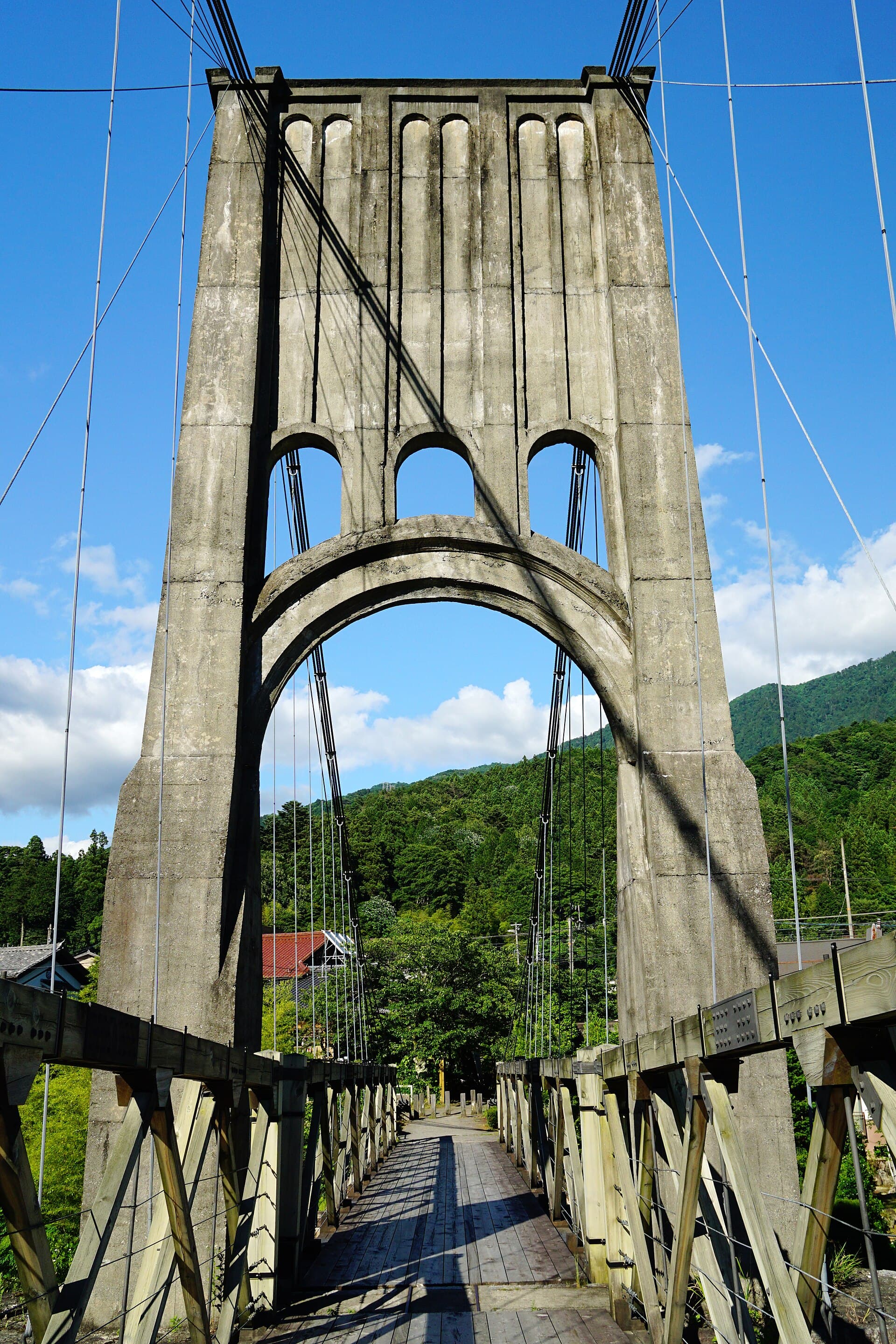 桃介桥：桃介桥：Wikimedia Commons 文件「150606 Momosuke Bridge Nagiso Nagano pref Japan03n.jpg」中的桥梁实景。