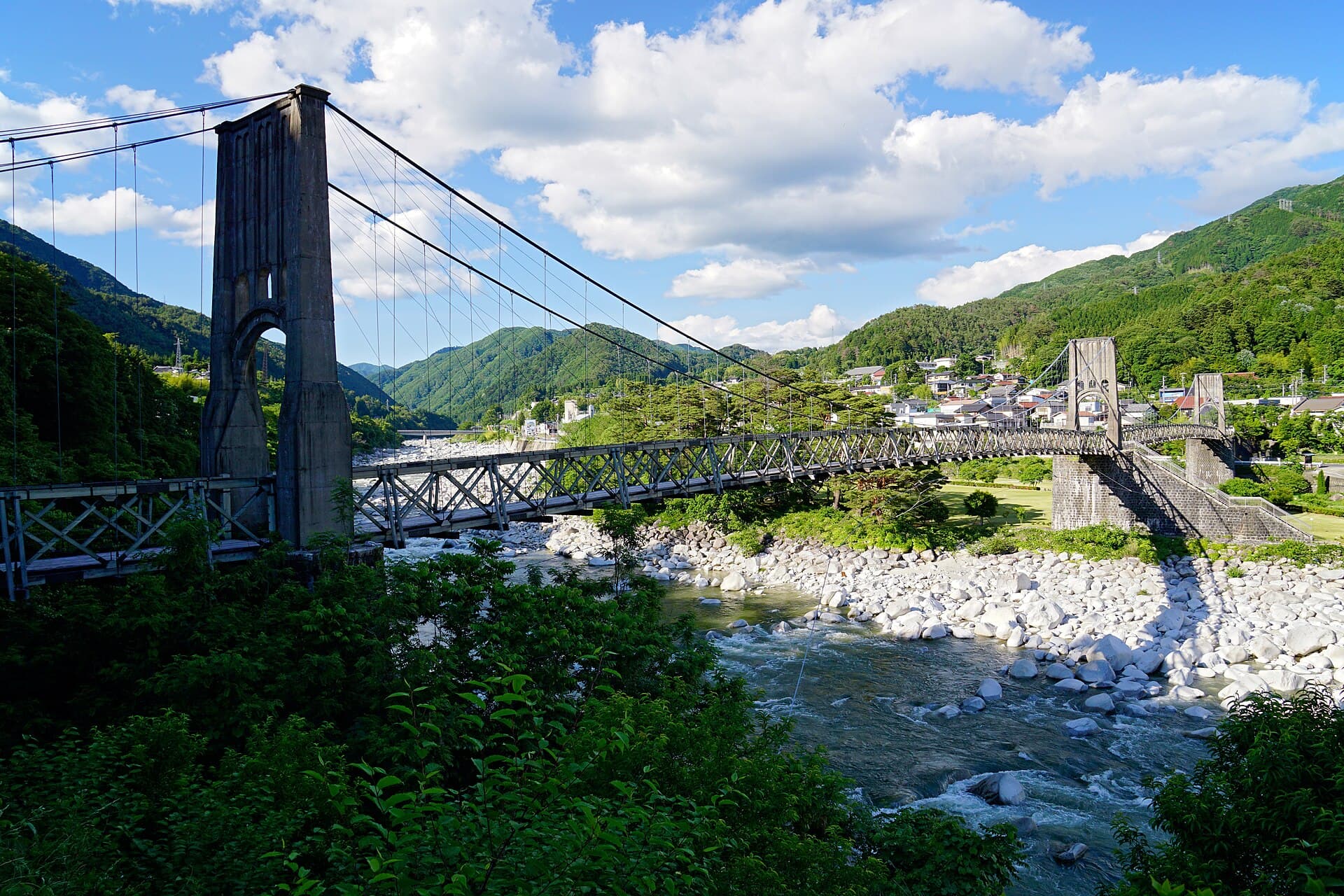 桃介桥：桃介桥：Wikimedia Commons 文件「150606 Momosuke Bridge Nagiso Nagano pref Japan04n.jpg」中的桥梁实景。