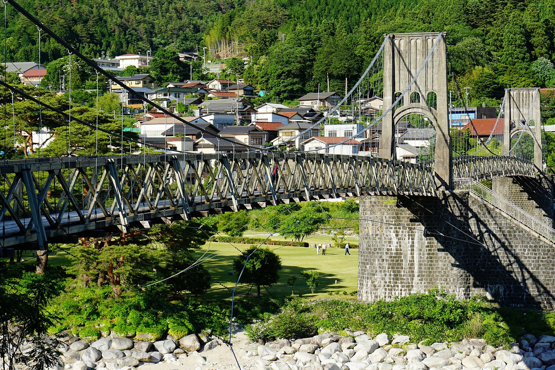 桃介桥：桃介桥：Wikimedia Commons 文件「150606 Momosuke Bridge Nagiso Nagano pref Japan06n.jpg」中的桥梁实景。