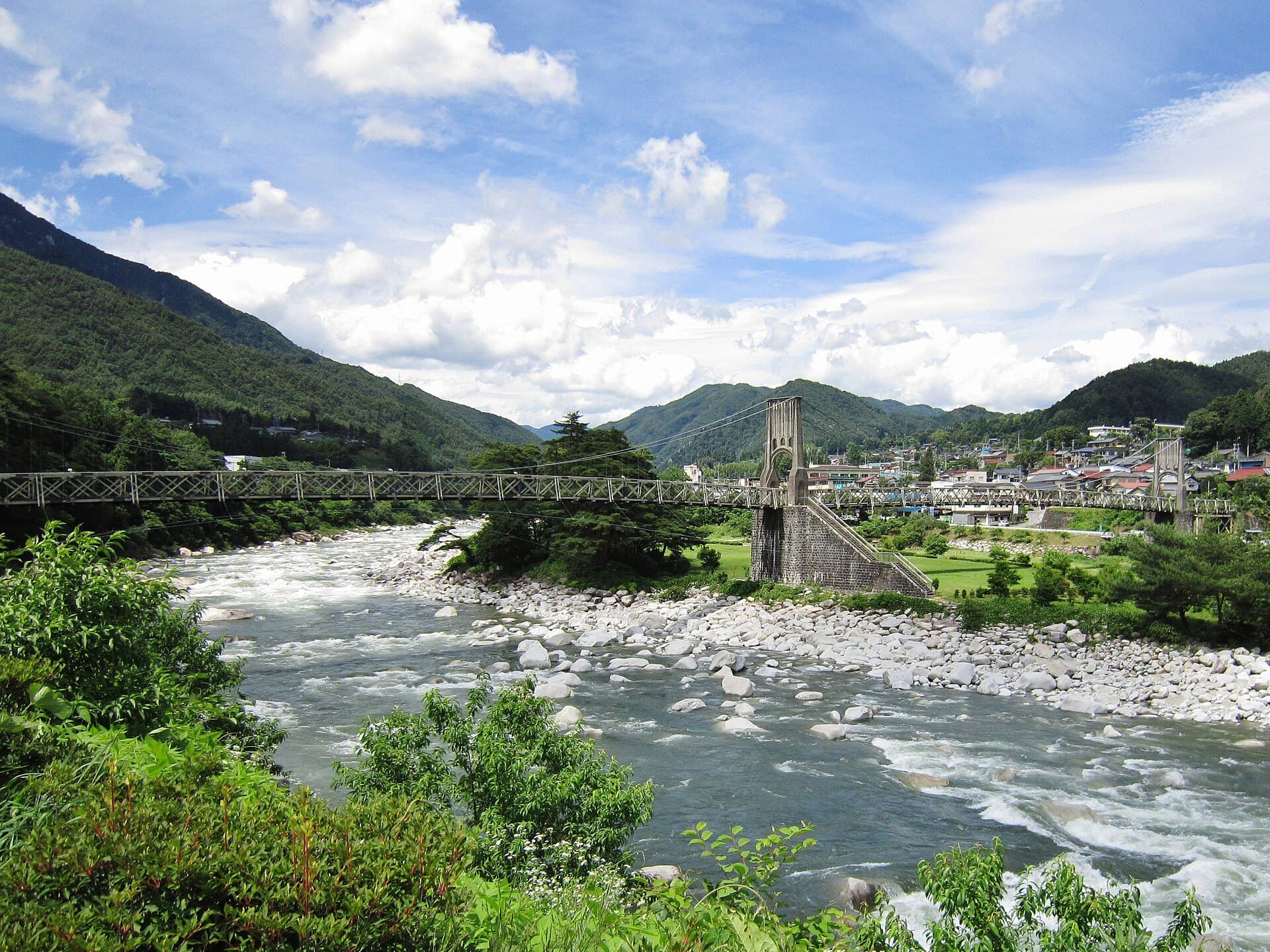 桃介桥：桃介桥：Wikimedia Commons 文件「Momosukebashi Bridge 2011-06 2.jpg」中的桥梁实景。