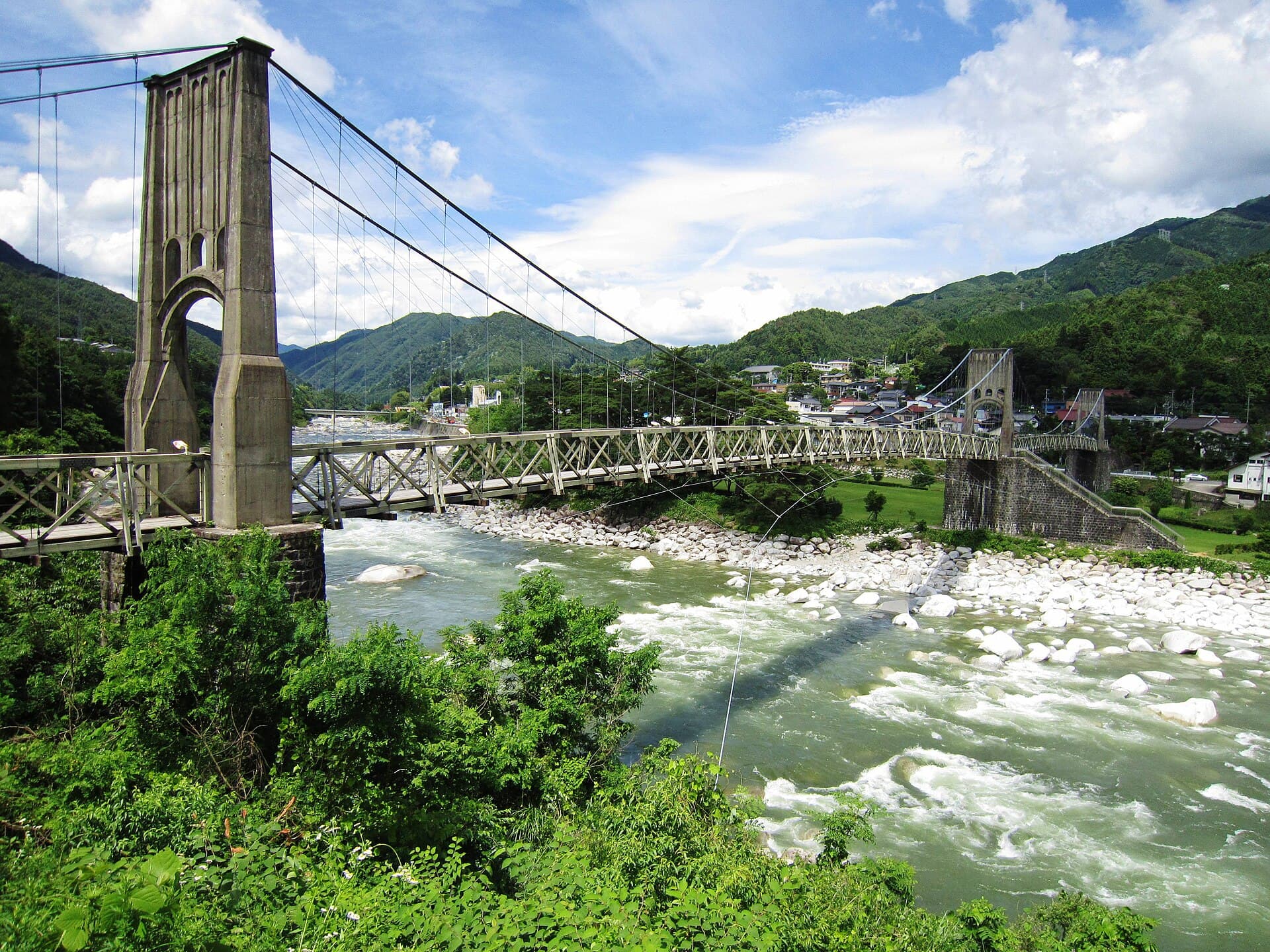 桃介桥：桃介桥：Wikimedia Commons 文件「Momosukebashi Bridge 2011-06 3.jpg」中的桥梁实景。