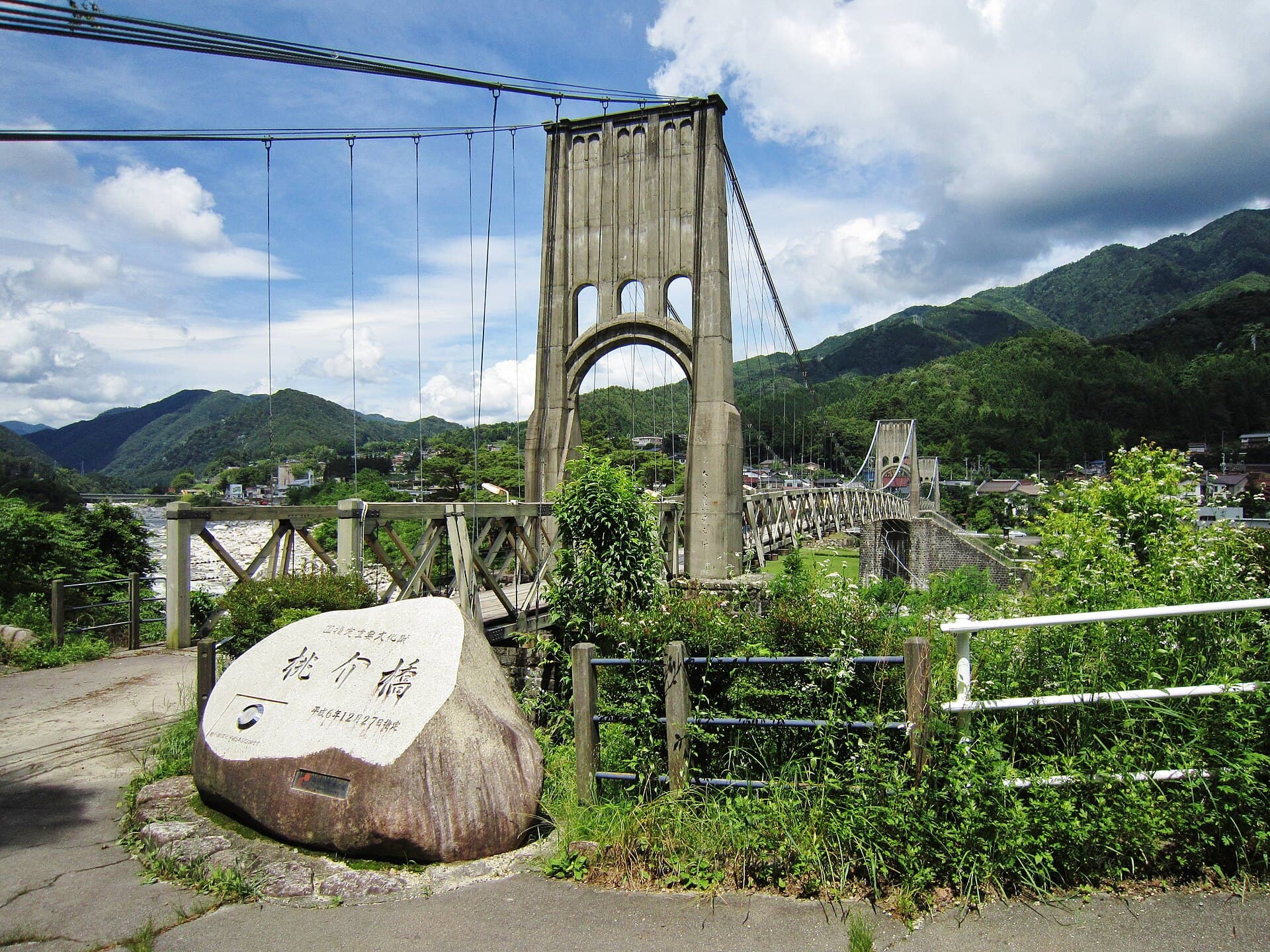 桃介桥：桃介桥：Wikimedia Commons 文件「Momosukebashi Bridge 2011-06 4.jpg」中的桥梁实景。