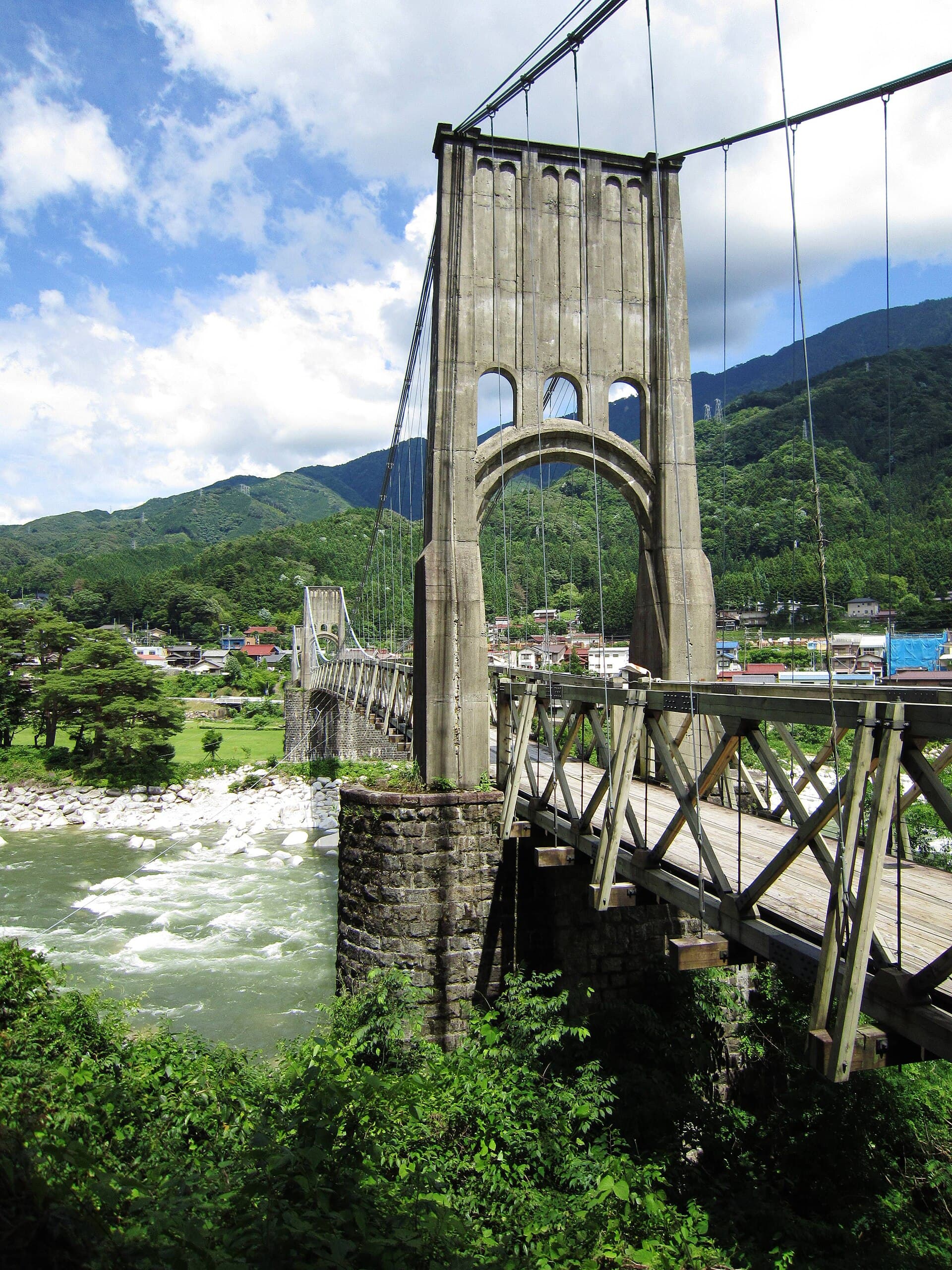 桃介桥：桃介桥：Wikimedia Commons 文件「Momosukebashi Bridge 2011-06 5.jpg」中的桥梁实景。