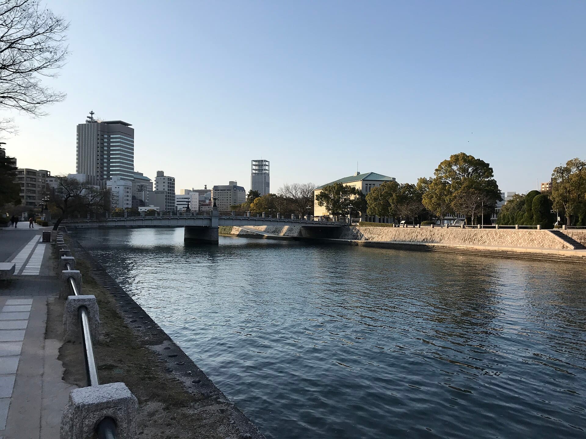 元安桥：元安桥：Wikimedia Commons 文件「Motoyasubashi Bridge on Motoyasugawa River 3.jpg」中的桥梁实景。