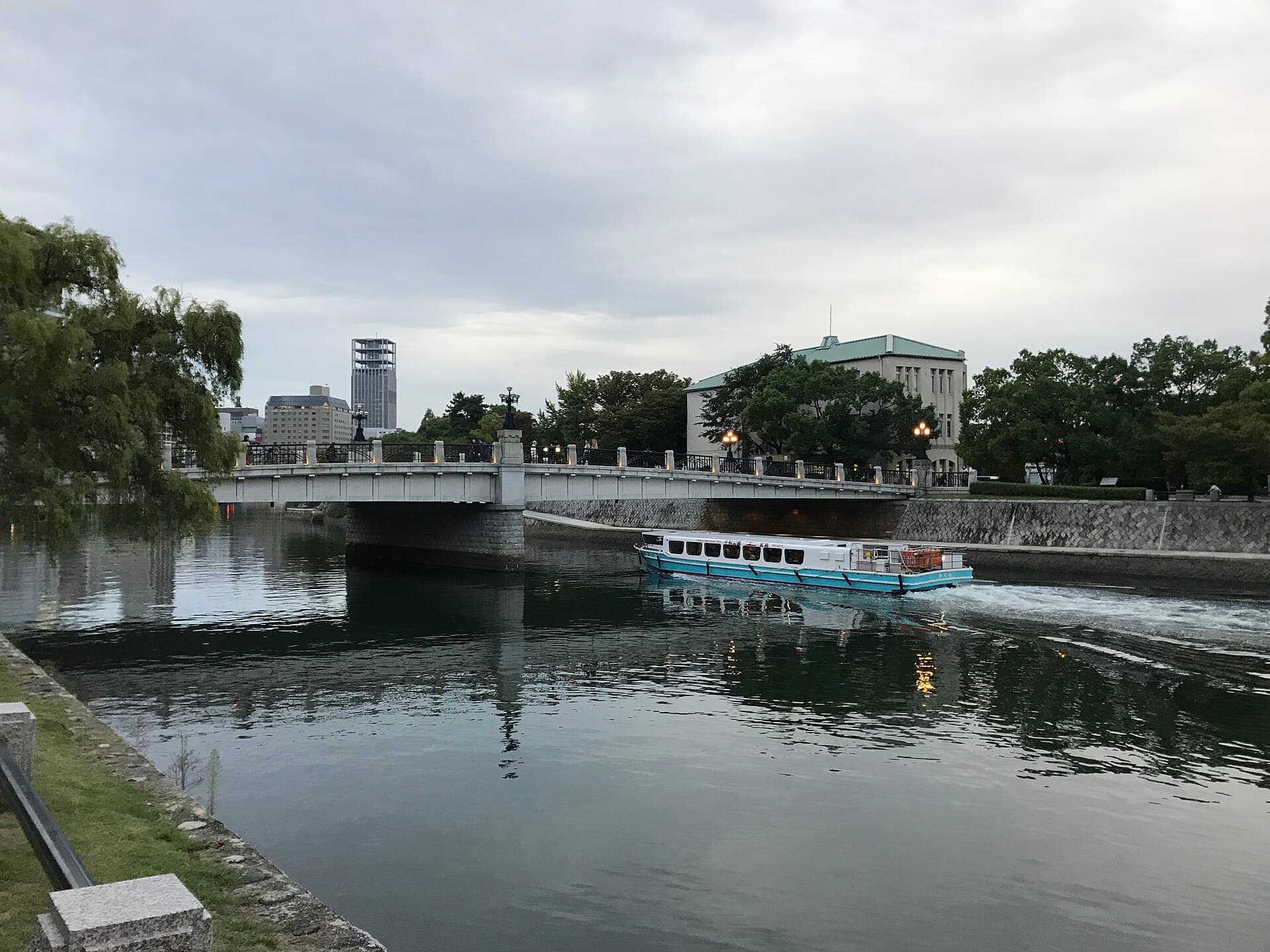 元安桥：元安桥：Wikimedia Commons 文件「Motoyasubashi Bridge on Motoyasugawa River 4.jpg」中的桥梁实景。