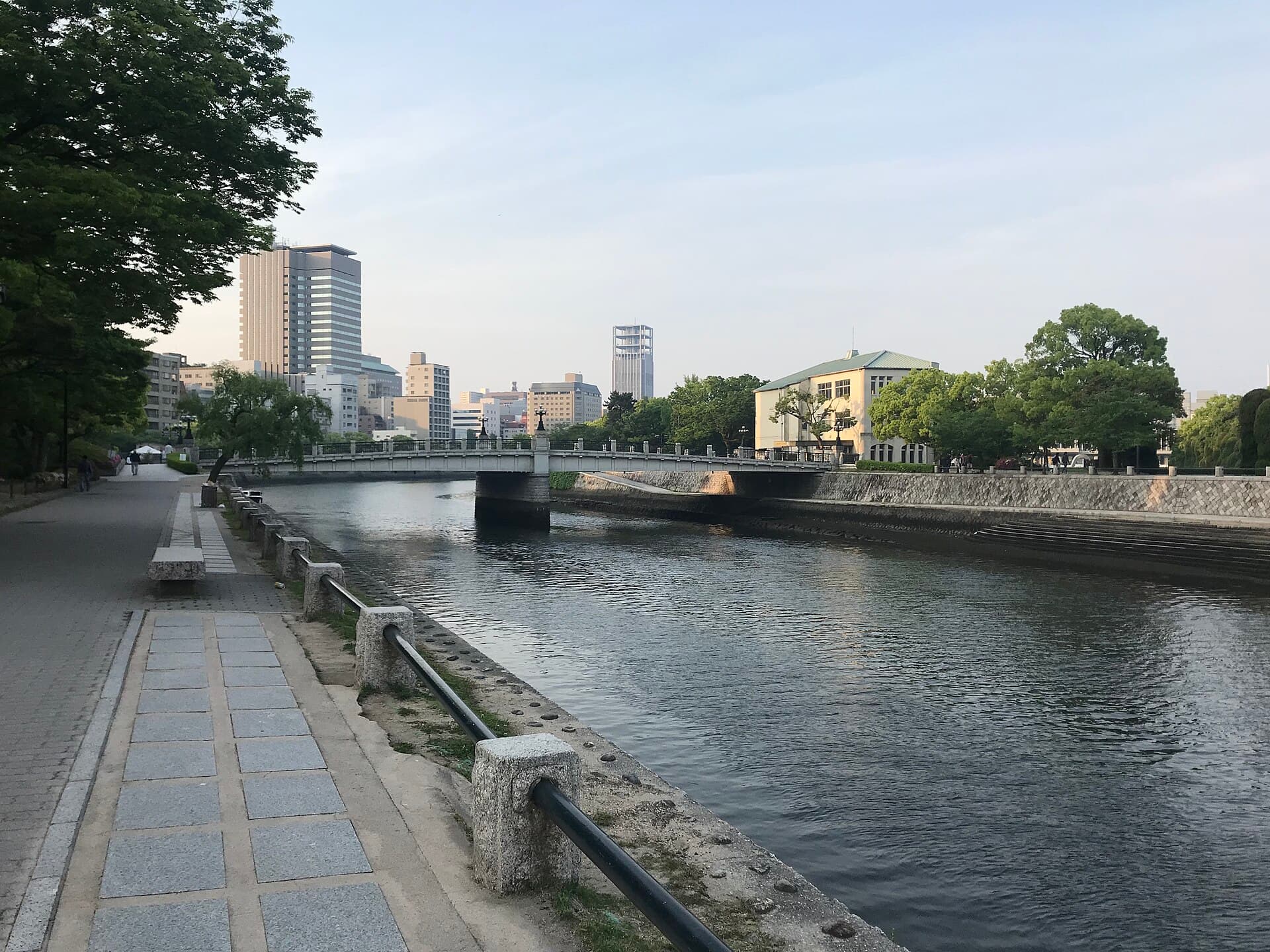 元安桥：元安桥：Wikimedia Commons 文件「Motoyasubashi Bridge on Motoyasugawa River 5.jpg」中的桥梁实景。