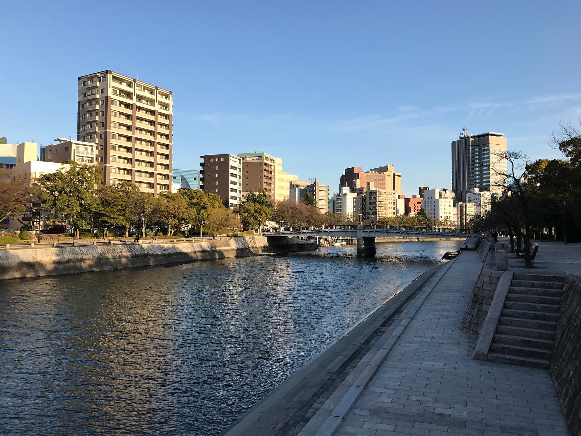 元安桥：元安桥：Wikimedia Commons 文件「View of Motoyasubashi Bridge on Motoyasugawa River.jpg」中的桥梁实景。