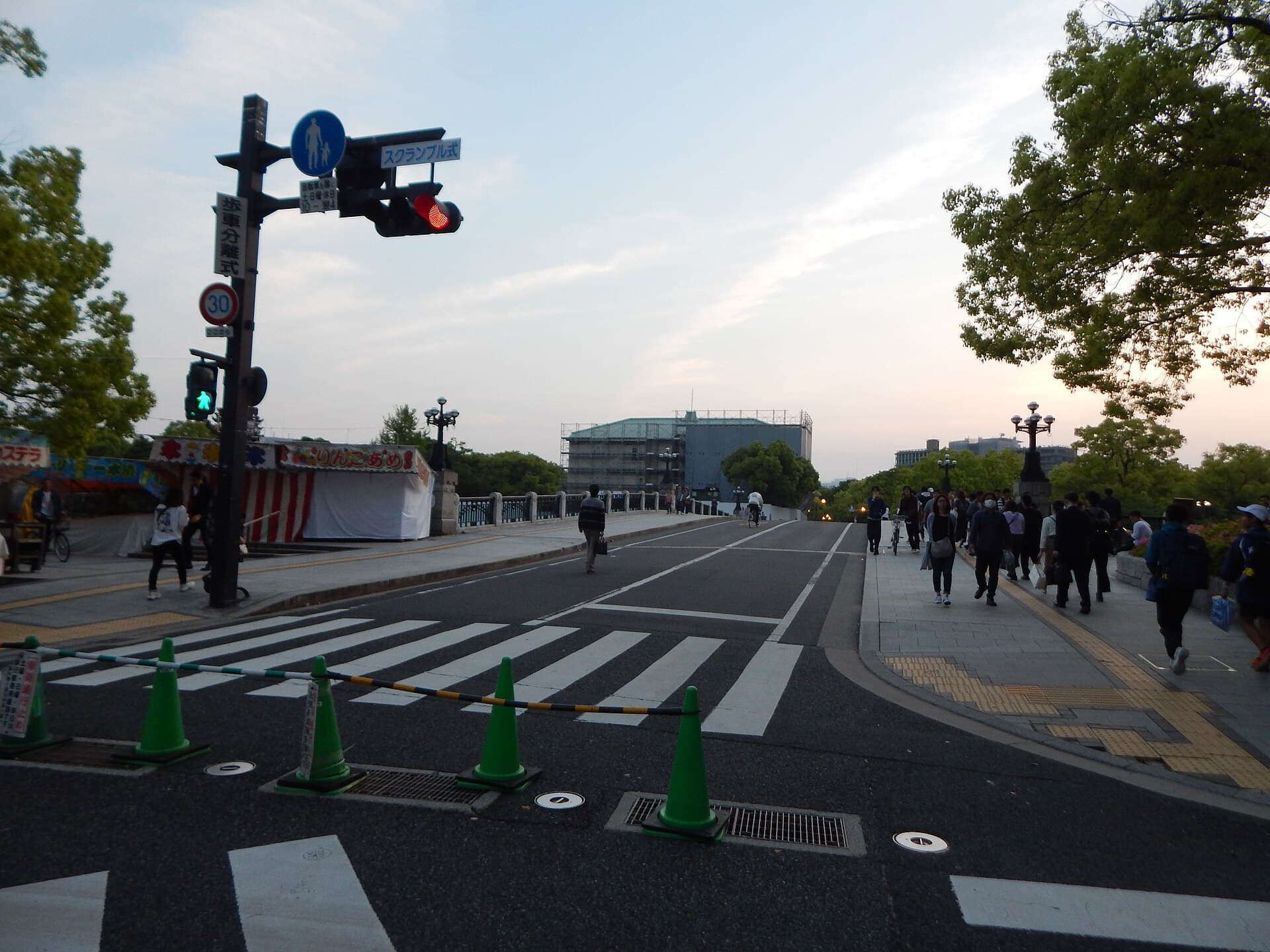 元安桥：元安桥：Wikimedia Commons 文件「Motoyasu, Hiroshima.jpg」中的桥梁实景。