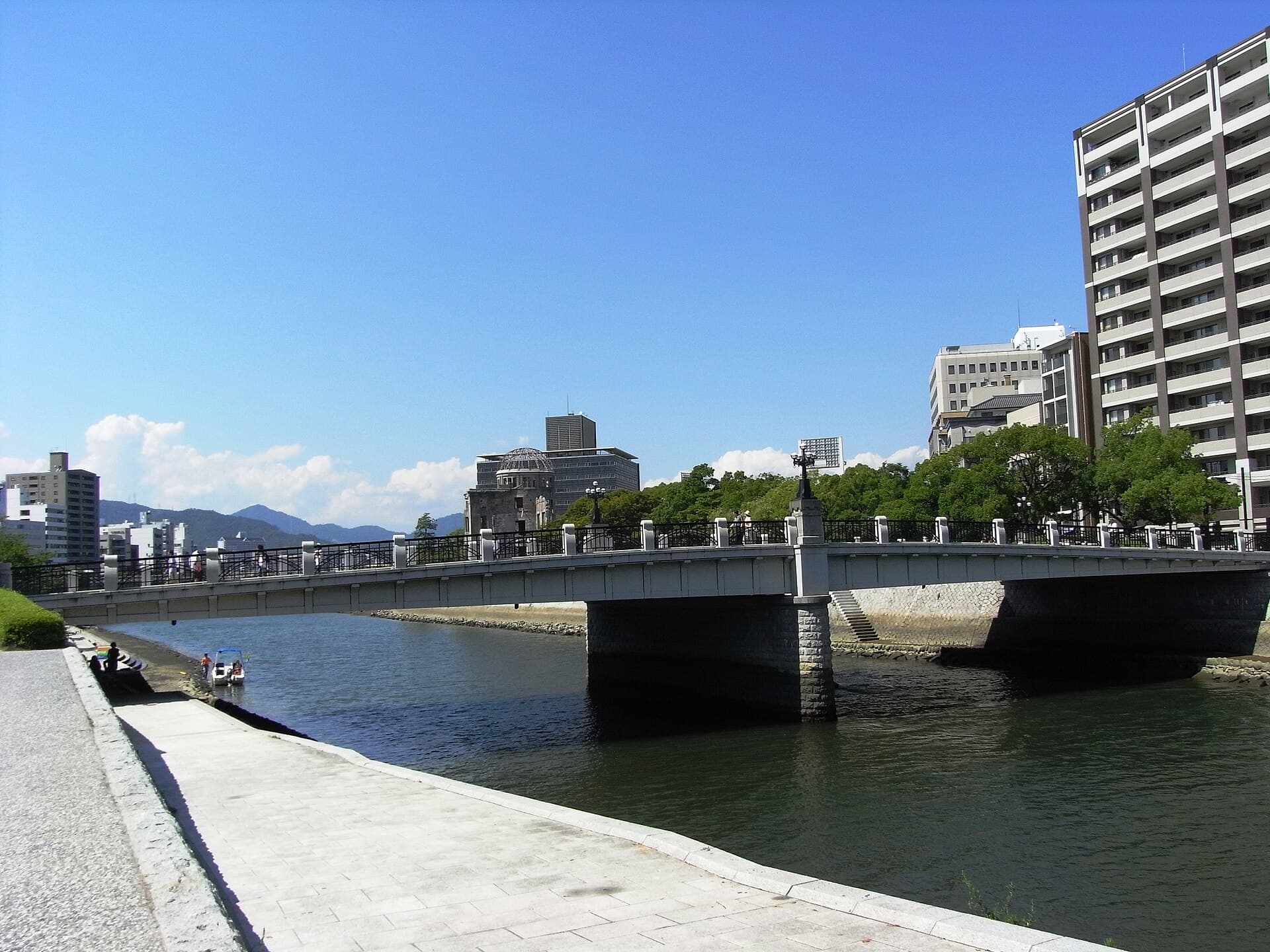 元安桥：元安桥：Wikimedia Commons 文件「元安橋03.JPG」中的桥梁实景。