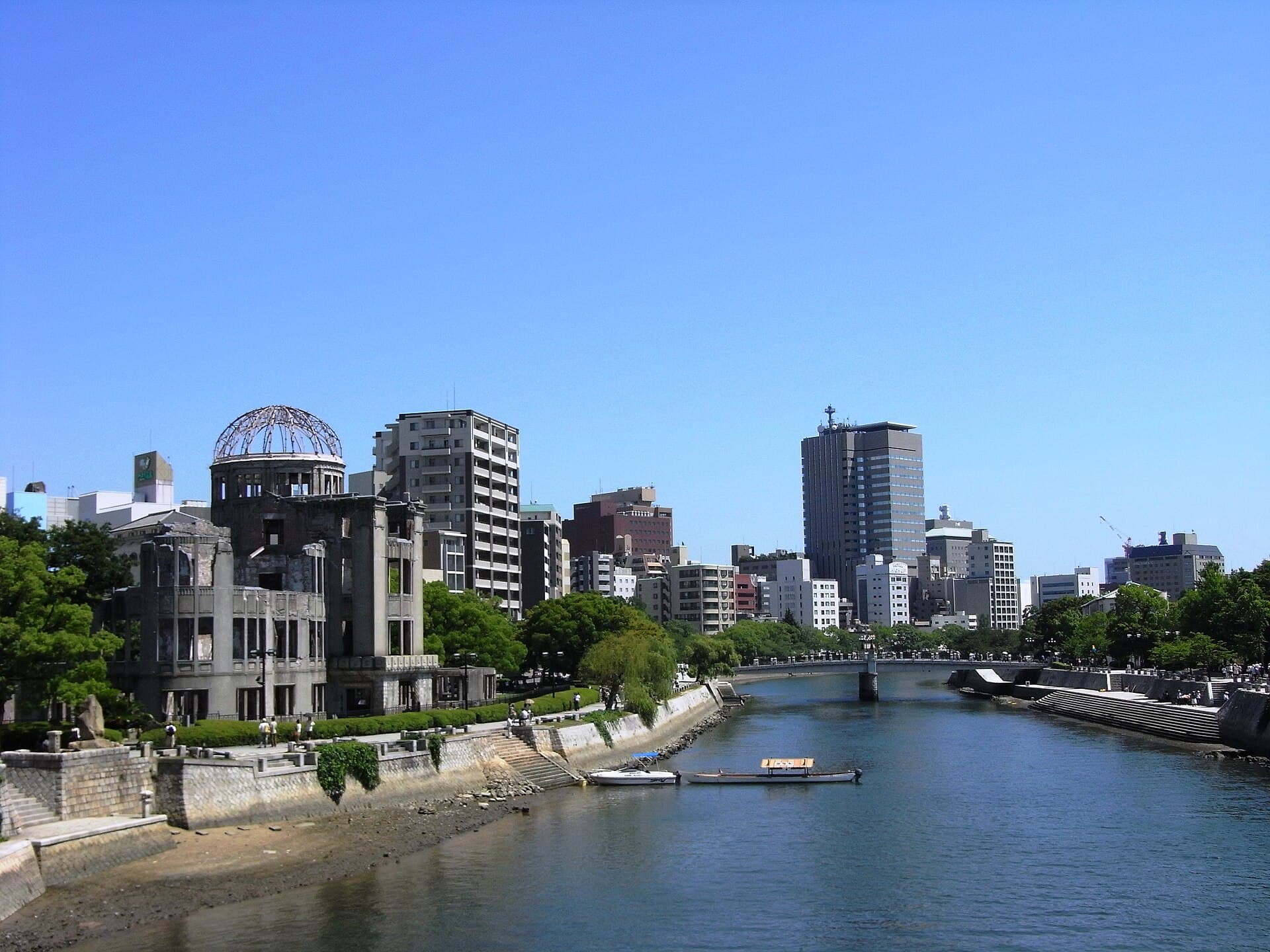 元安桥：元安桥：Wikimedia Commons 文件「原爆ドームと元安橋01.JPG」中的桥梁实景。