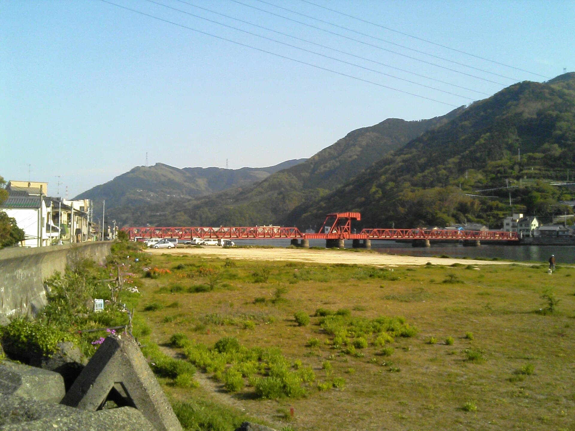 长滨大桥：长滨大桥：Wikimedia Commons 文件「Nagahama Drawbridge in Ōzu.jpg」中的桥梁实景。