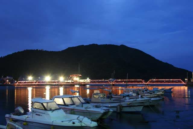 长滨大桥：长滨大桥：Wikimedia Commons 文件「Nagahamaoohashi.jpg」中的桥梁实景。