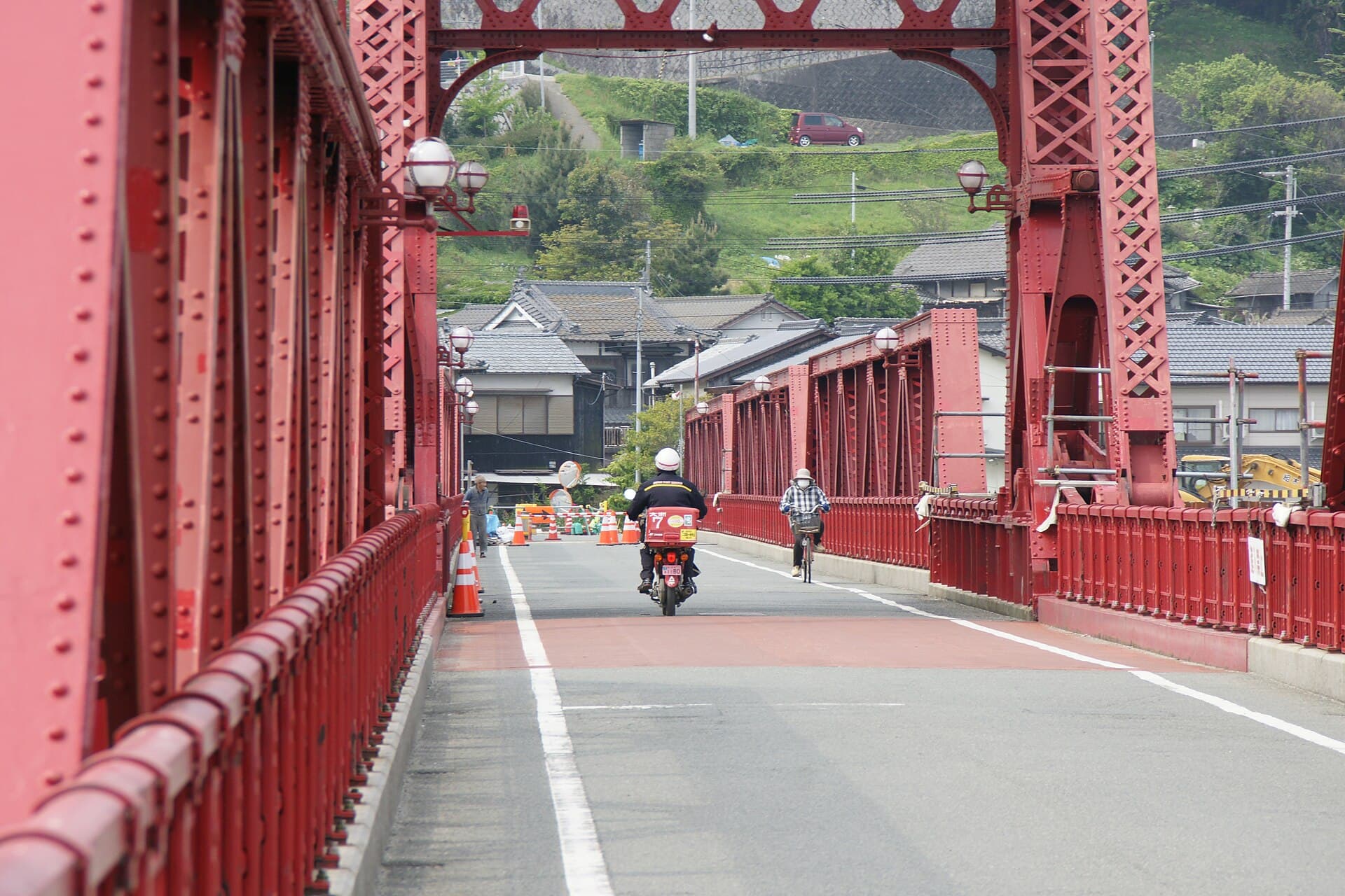 长滨大桥：长滨大桥：Wikimedia Commons 文件「長浜大橋 - nagahama bridge - panoramio.jpg」中的桥梁实景。