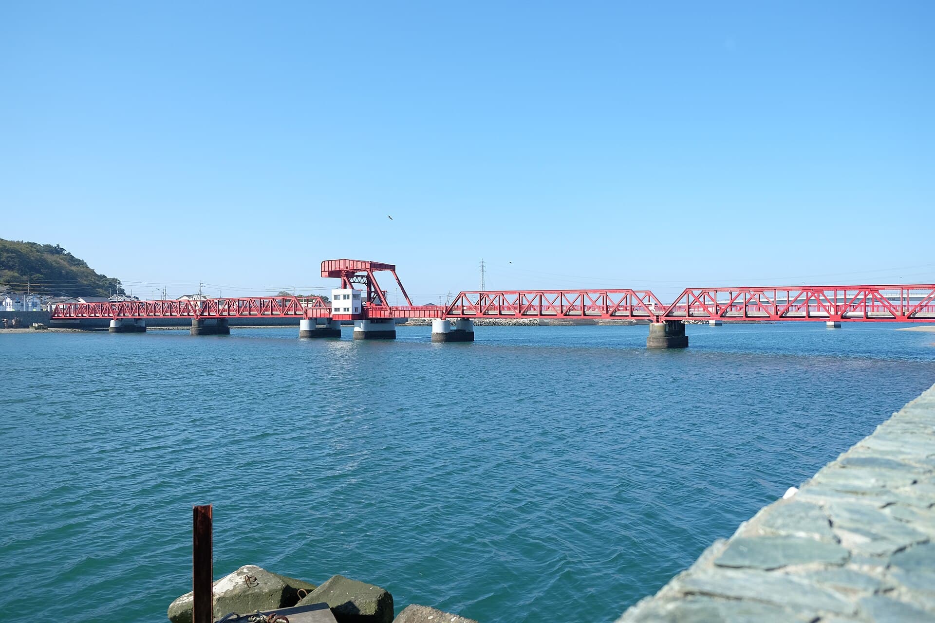 长滨大桥：长滨大桥：Wikimedia Commons 文件「長浜大橋 - panoramio.jpg」中的桥梁实景。
