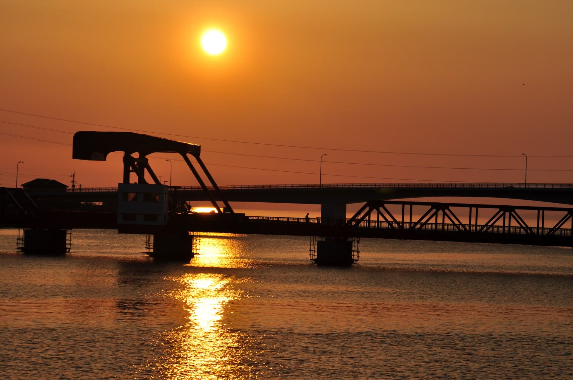 长滨大桥：长滨大桥：Wikimedia Commons 文件「長浜大橋(可動橋） - panoramio.jpg」中的桥梁实景。