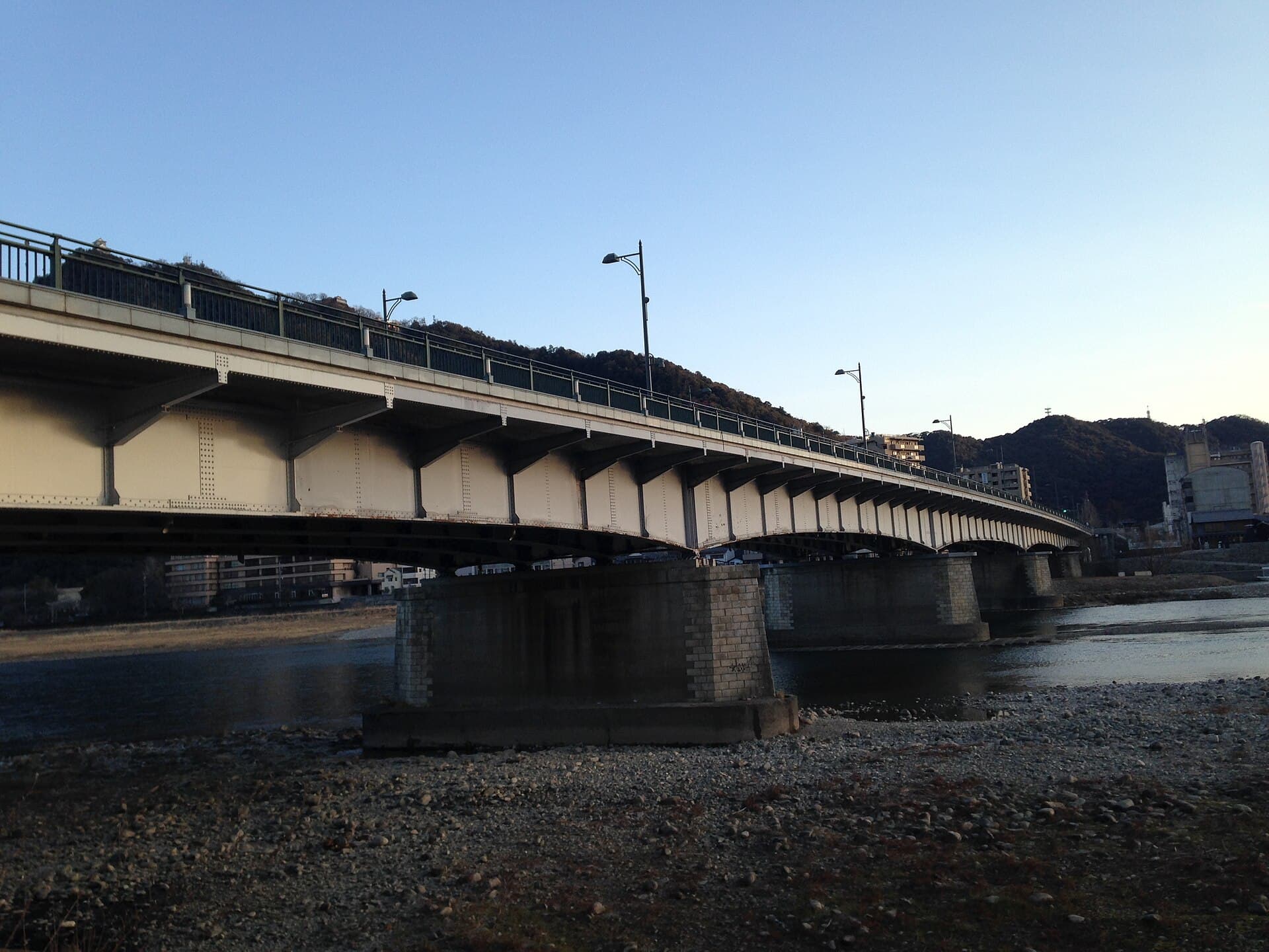 长良桥：长良桥：Wikimedia Commons 文件「Nagarabashi Bridge in dusk.JPG」中的桥梁实景。