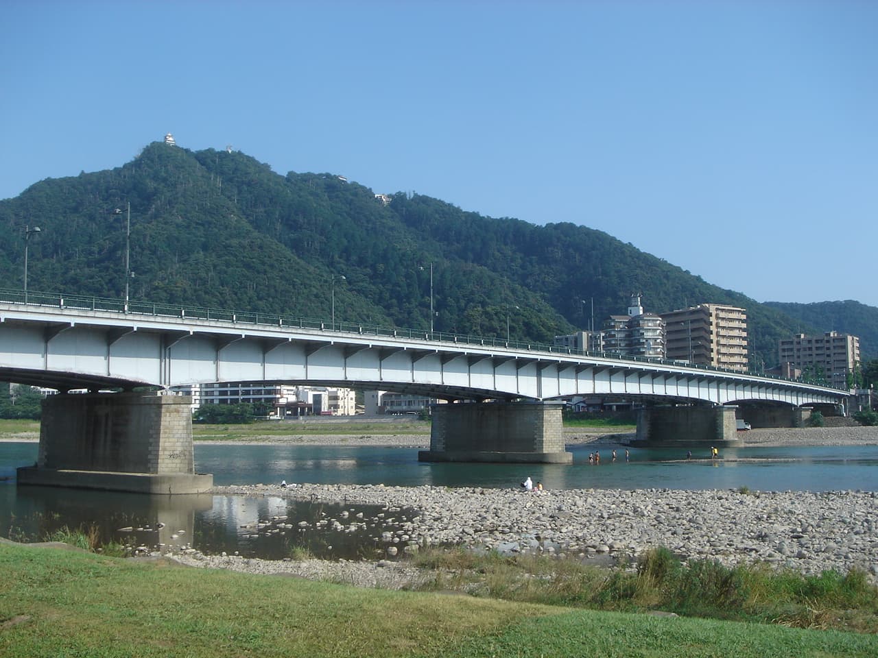 长良桥：长良桥：Wikimedia Commons 文件「Nagarabashi02.JPG」中的桥梁实景。