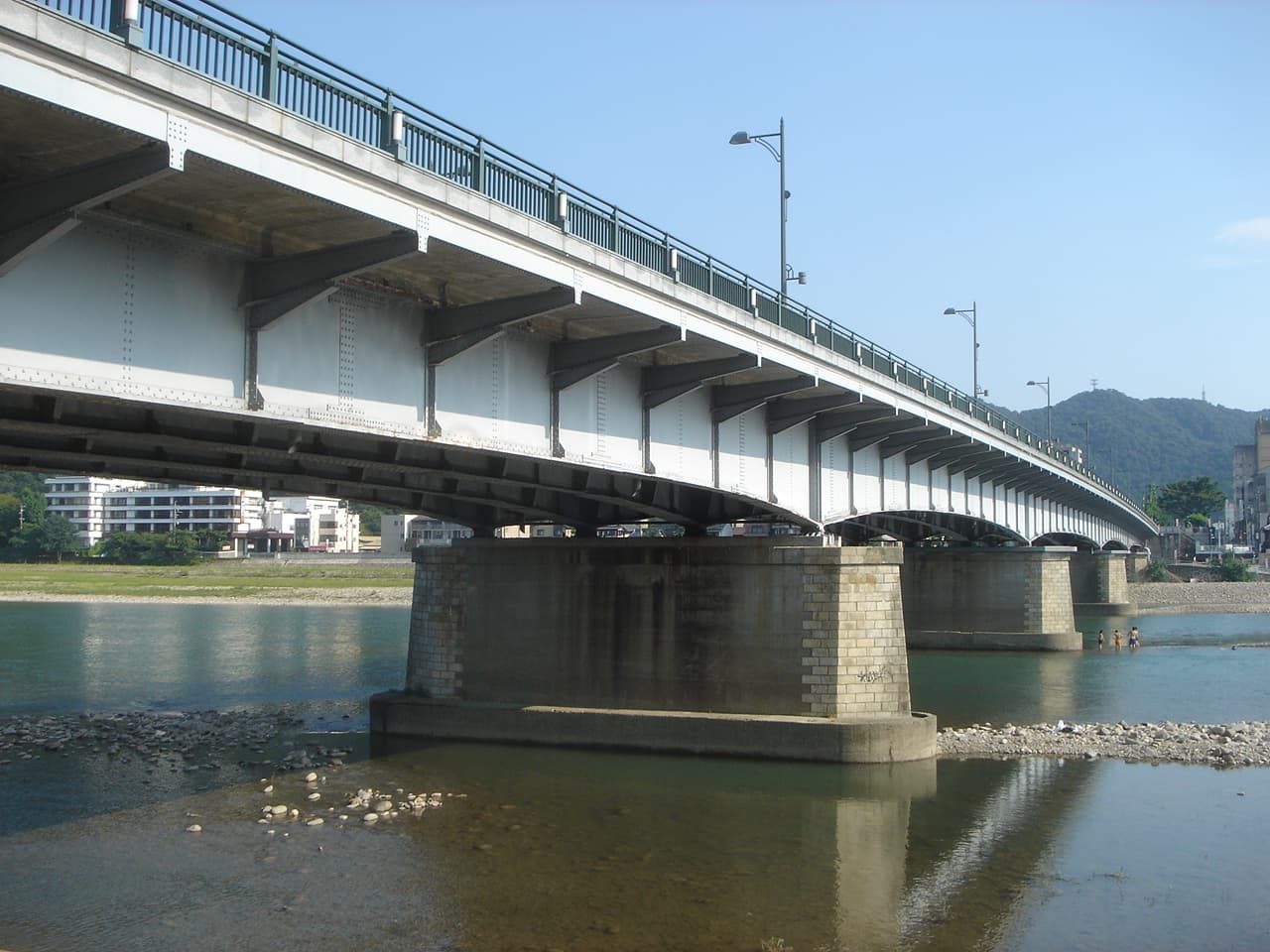 长良桥：长良桥：Wikimedia Commons 文件「Nagarabashi03.JPG」中的桥梁实景。