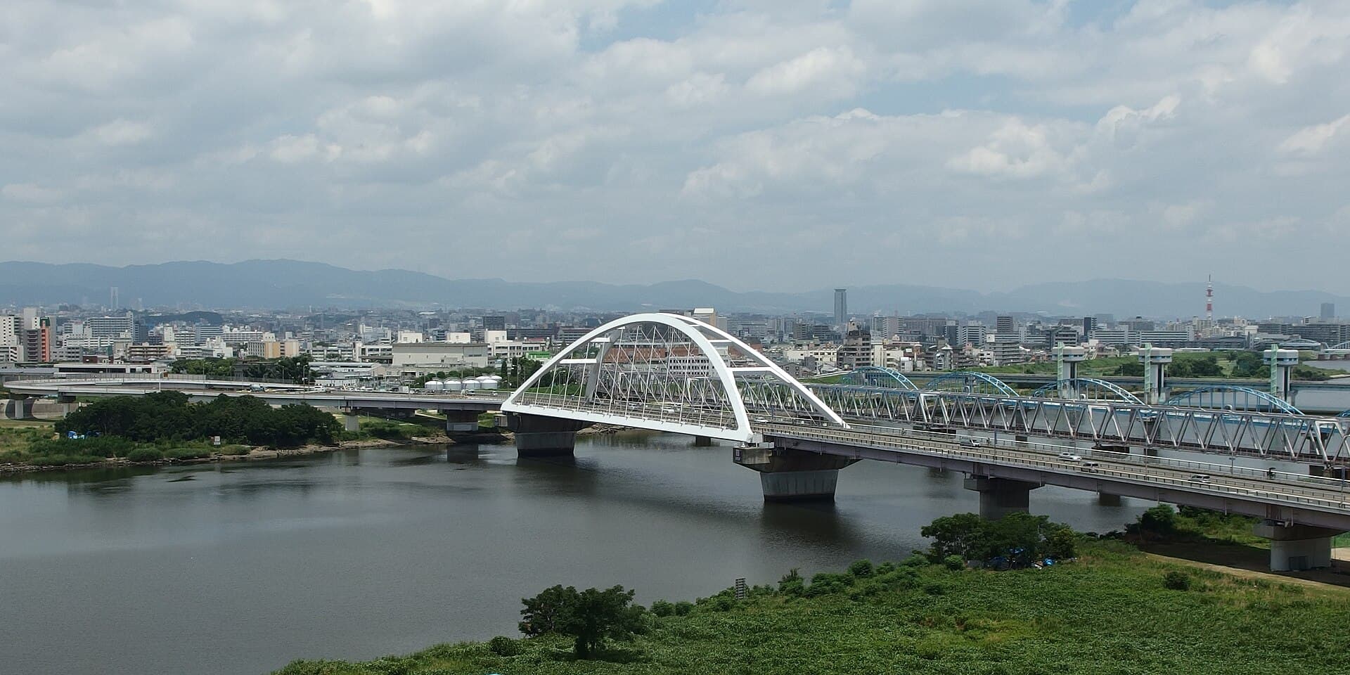 长柄桥（大阪）：长柄桥（大阪）：Wikimedia Commons 文件「Nagara-Bashi Bridge in 201407.JPG」中的桥梁实景。