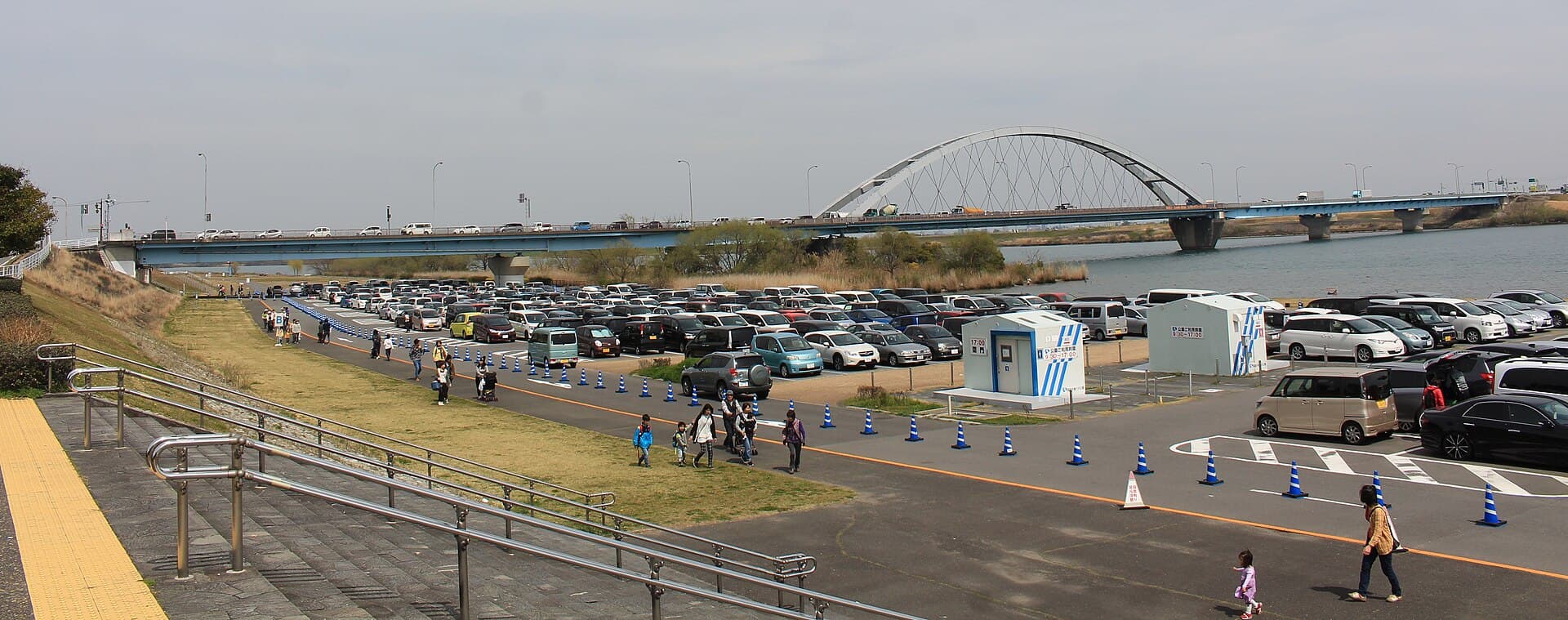 长良川大桥：长良川大桥：Wikimedia Commons 文件「Nagaragawa Bridge (Aichi Prefectural Road and Gifu Prefectural Road 125).jpg」中的桥梁实景。