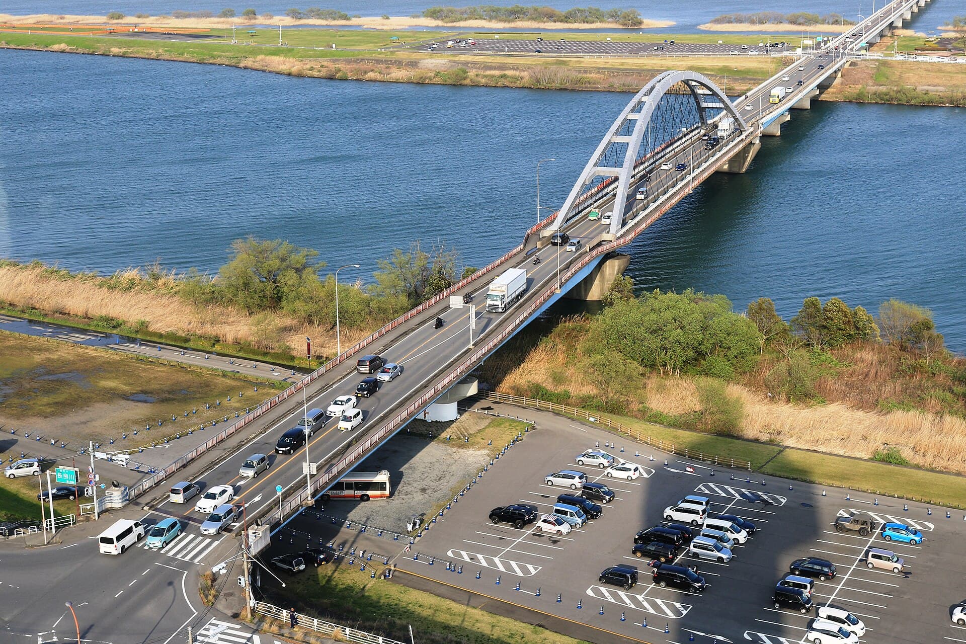 长良川大桥：长良川大桥：Wikimedia Commons 文件「Nagaragawa Bridge (Aichi Prefectural Road and Gifu Prefectural Road 125) from Observation tower of Kiso Sansen Park Center.jpg」中的桥梁实景。
