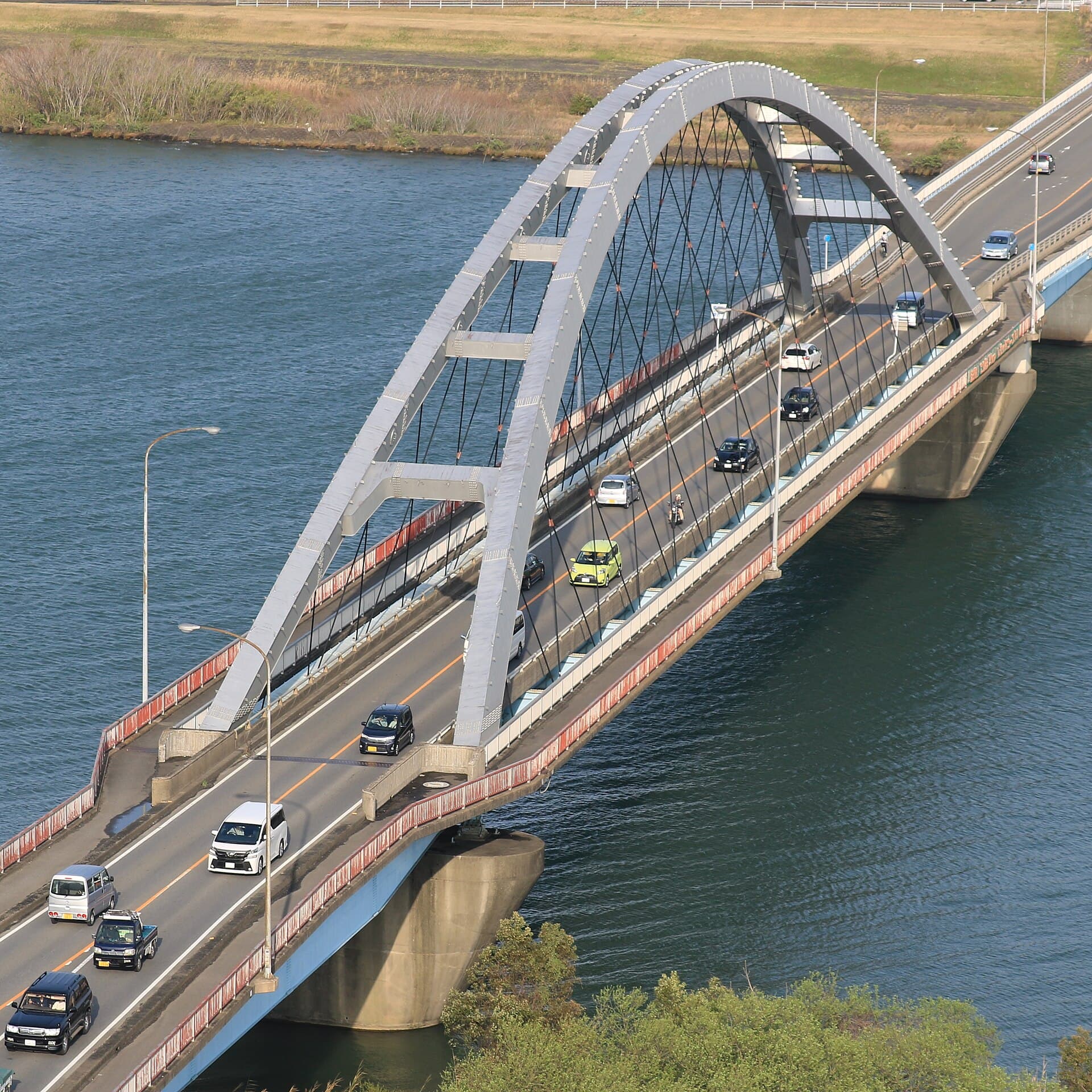 长良川大桥：长良川大桥：Wikimedia Commons 文件「Arch of Nagaragawa Bridge.jpg」中的桥梁实景。