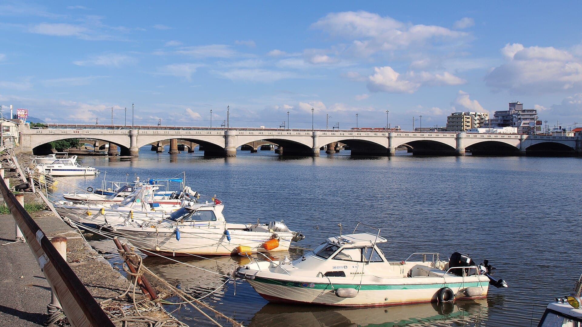 名岛桥：名岛桥：Wikimedia Commons 文件「Najima Bridge 02.jpg」中的桥梁实景。