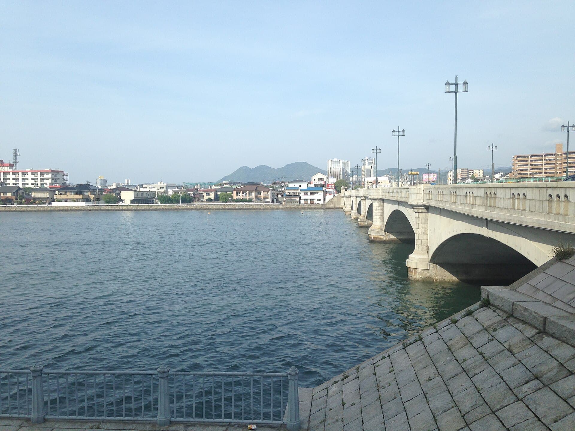 名岛桥：名岛桥：Wikimedia Commons 文件「View of Mount Tachibanayama and Najimabashi Bridge.JPG」中的桥梁实景。