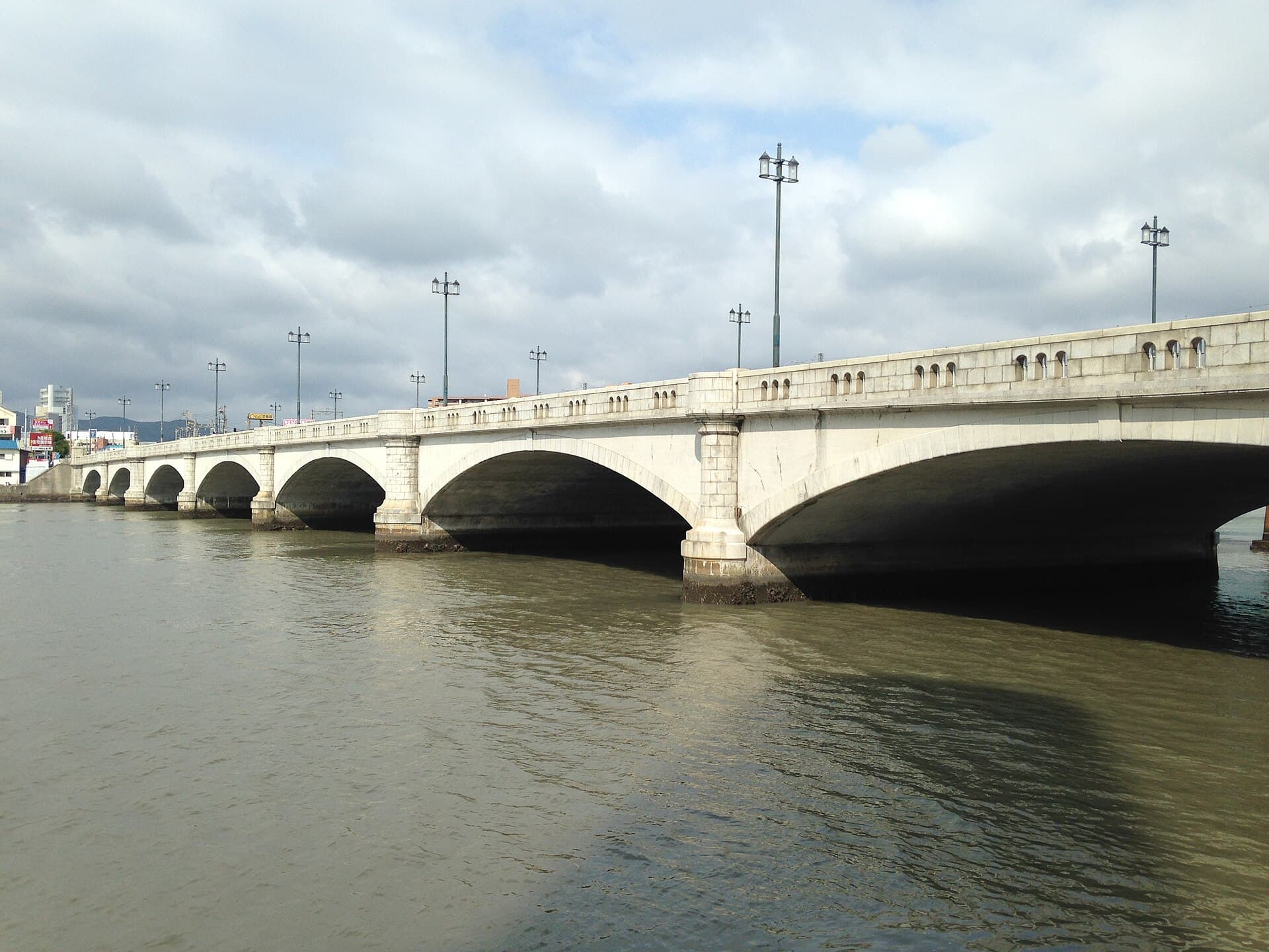 名岛桥：名岛桥：Wikimedia Commons 文件「Najimabashi Bridge on Tataragawa River.JPG」中的桥梁实景。