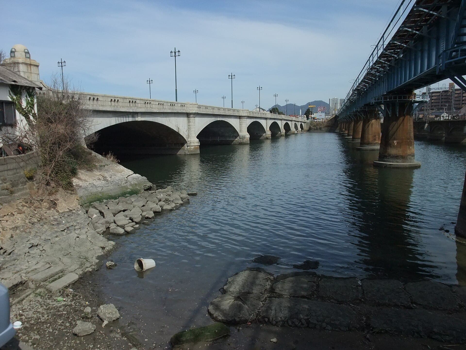 名岛桥：名岛桥：Wikimedia Commons 文件「名島橋2 - panoramio.jpg」中的桥梁实景。