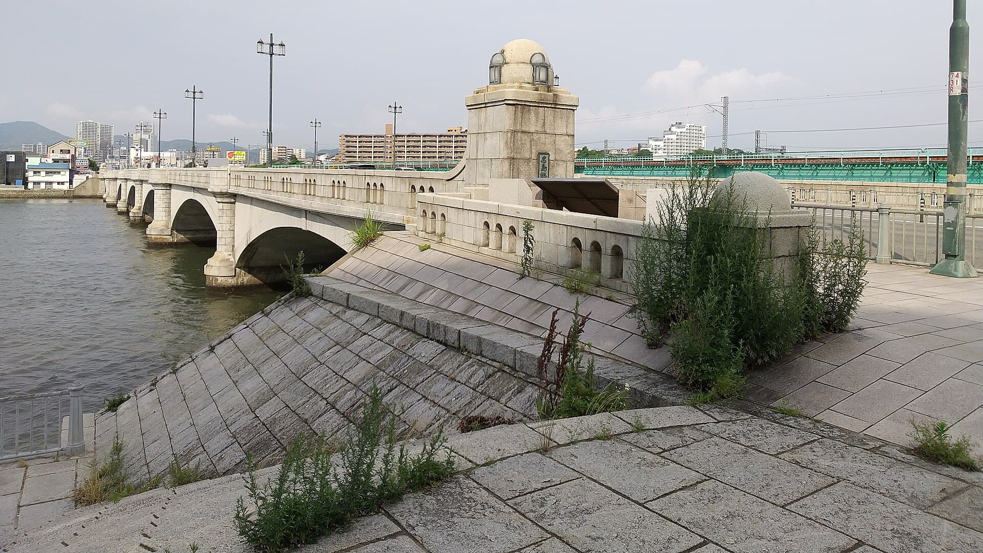 名岛桥：名岛桥：Wikimedia Commons 文件「Najima Bridge ENE from the SW end Najima 2-chōme and Hakozaki 7-chōme Higashi-ku Fukuoka 20230623.jpg」中的桥梁实景。