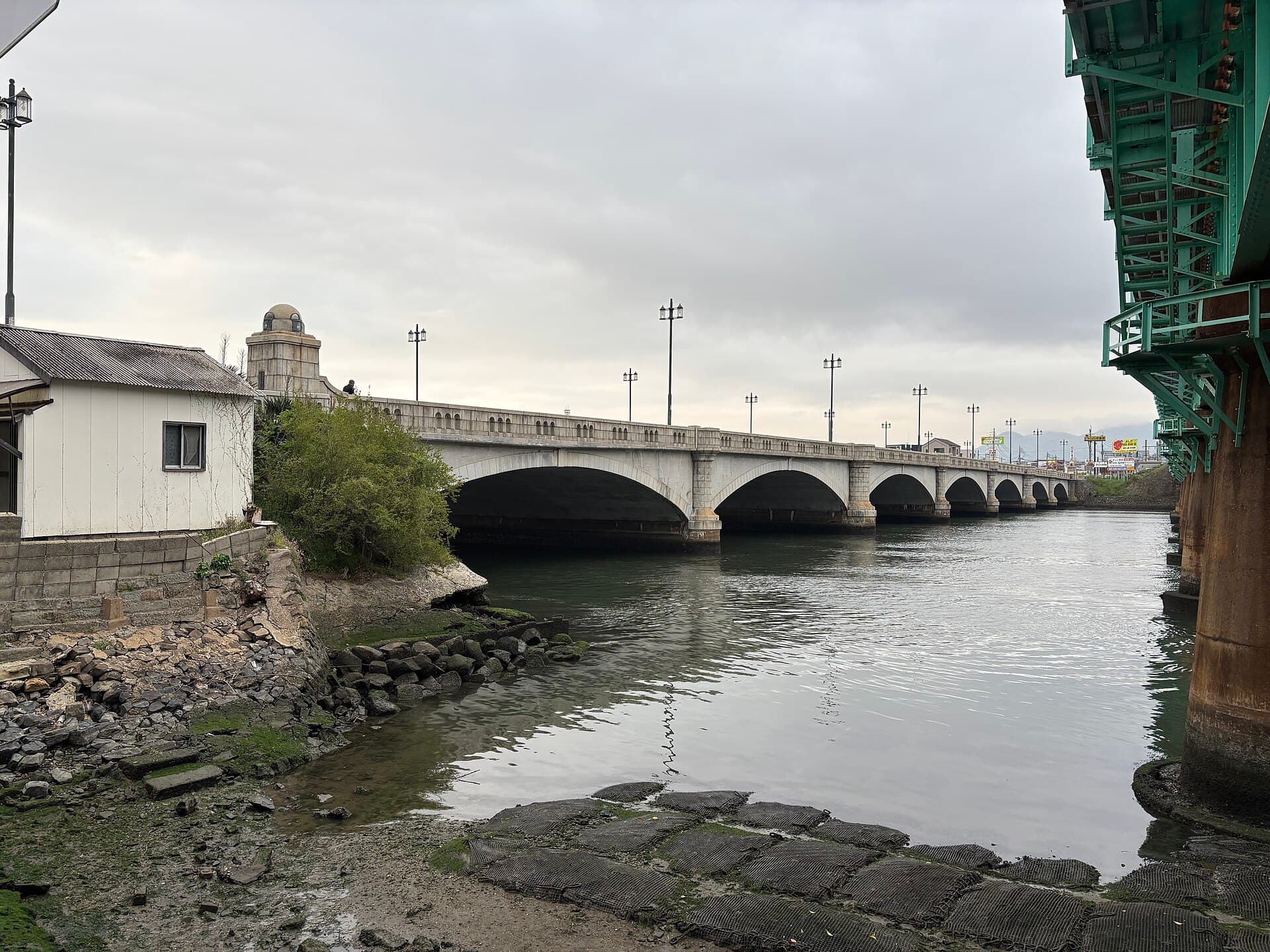 名岛桥：名岛桥：Wikimedia Commons 文件「Najima bridge.jpg」中的桥梁实景。