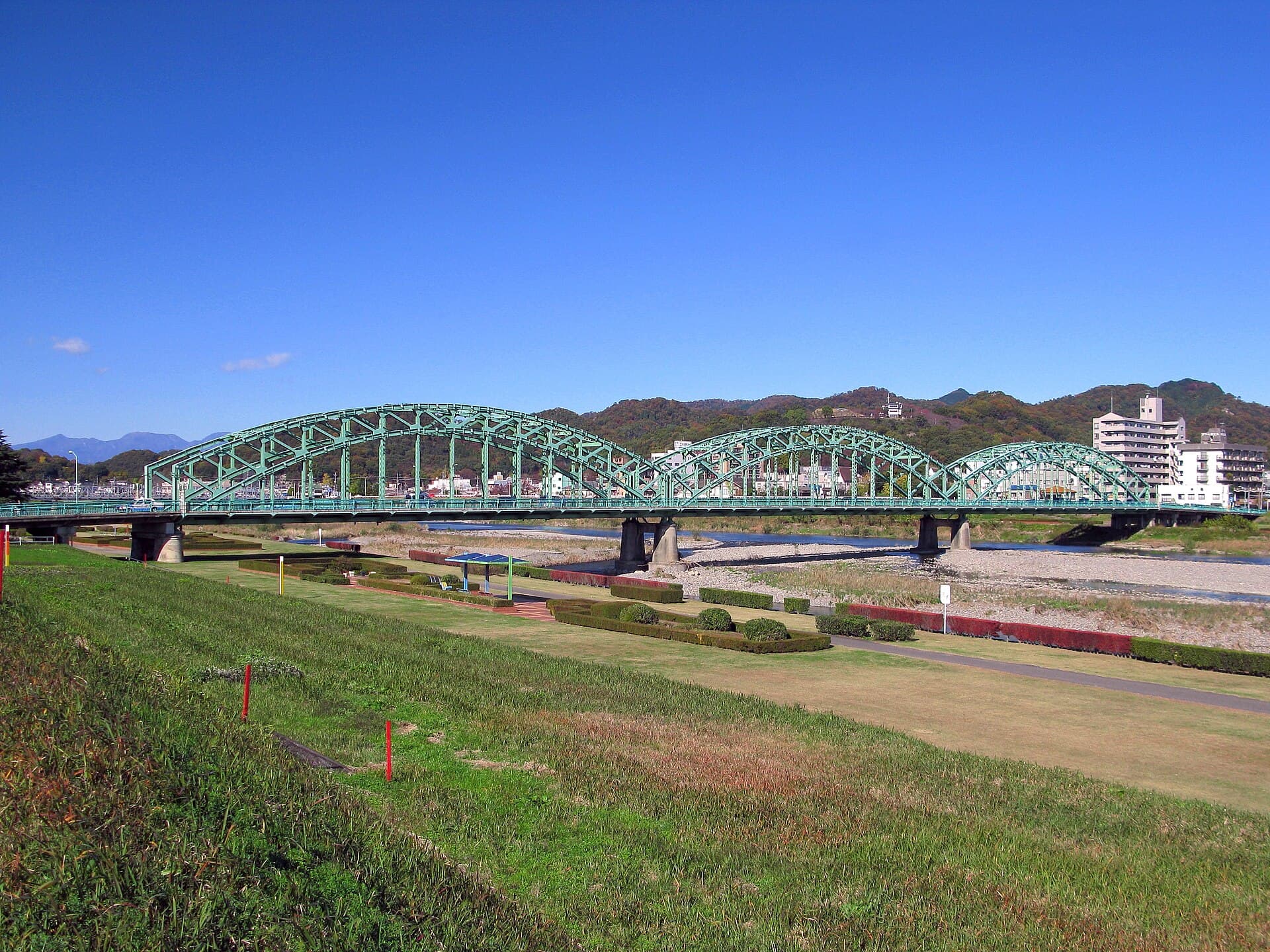 中桥（足利）：中桥（足利）：Wikimedia Commons 文件「Ashikaga Watarase River Naka Bridge 1.JPG」中的桥梁实景。