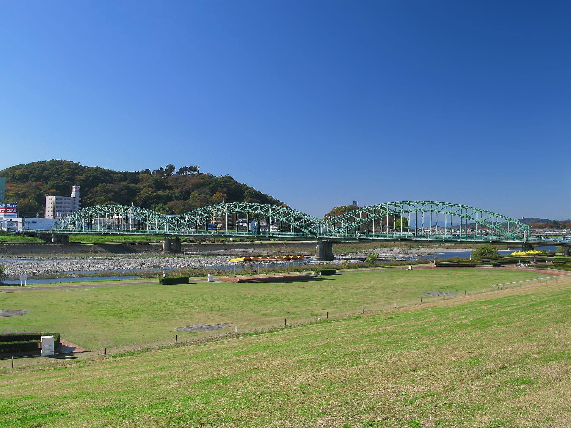 中桥（足利）：中桥（足利）：Wikimedia Commons 文件「Ashikaga Watarase River Naka Bridge 2.JPG」中的桥梁实景。